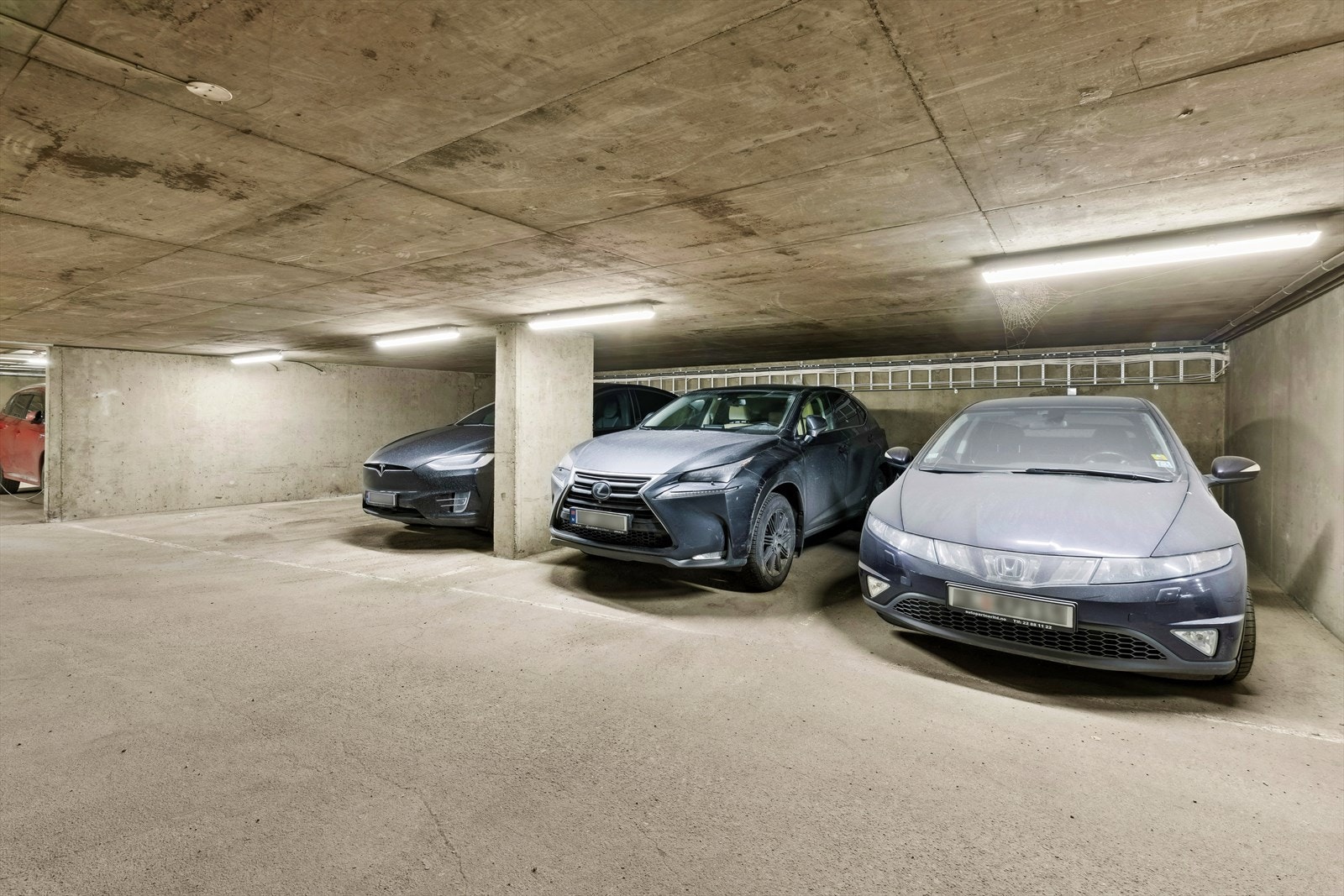 Med boligen følger det med en garasjeplass med mulighet for etablering av el-lader.
I dag leies den ut for 1100,-/måneden, og kan sies opp uten oppsigelsestid. Galleribilde