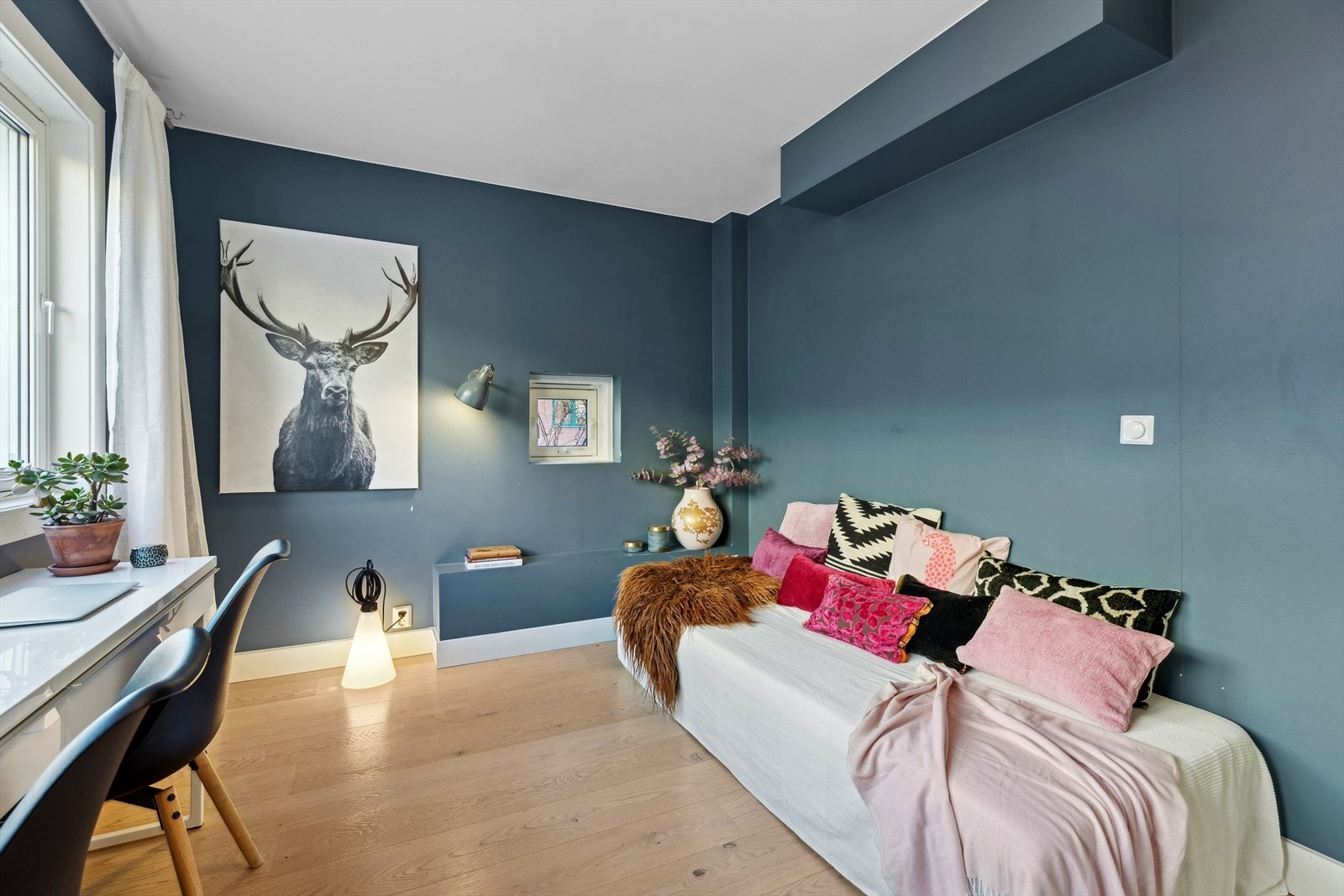 Soverom II kan brukes som barnerom, men det er også plass til bred seng, skrivebord og garderobeskap. Galleribilde