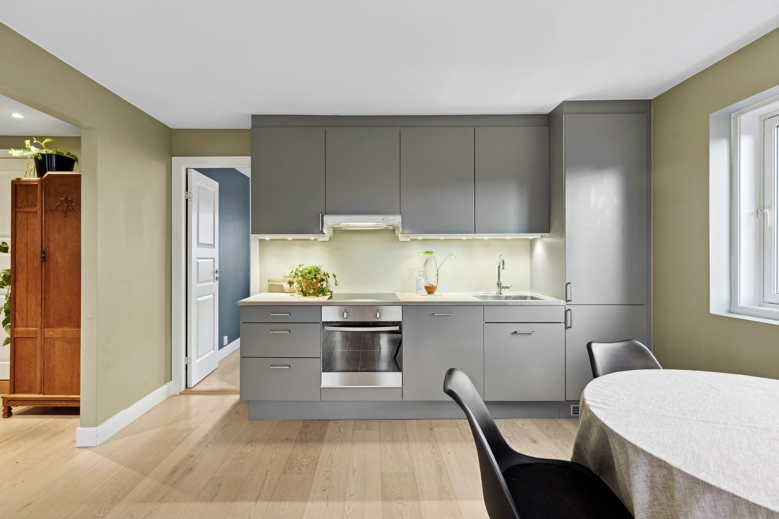 Kjøkkenet ligger i åpen løsning mot stuen, men er likevel i en separat sone. Galleribilde