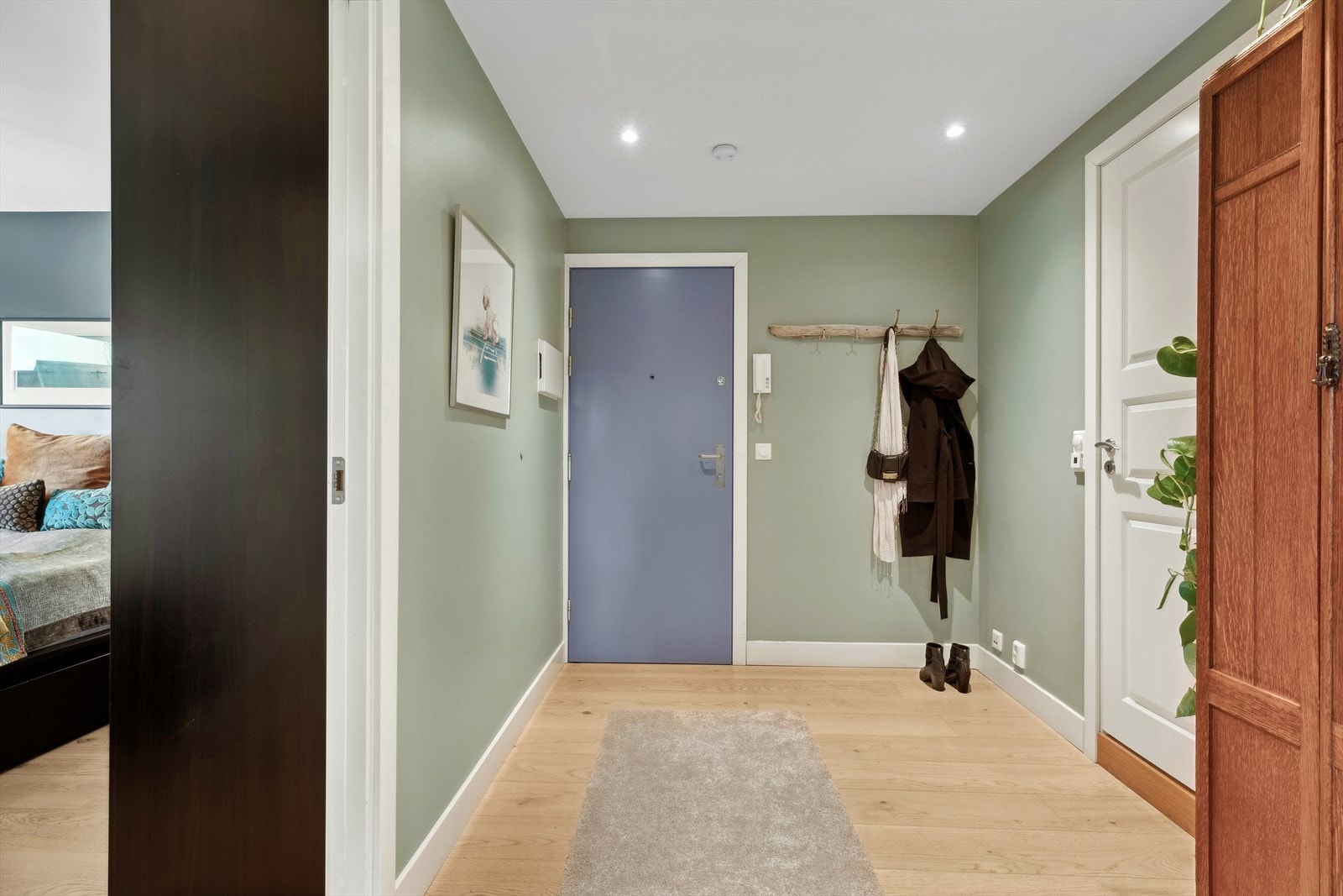 Koselig inngangsparti som gir et godt inntrykk av leiligheten. Her er det god plass for å henge fra seg yttertøy. Dørcalling. Galleribilde