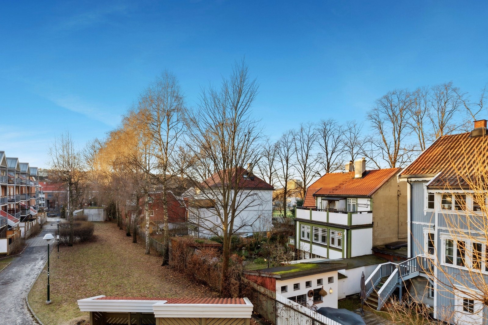 Fra balkongen kan man også se Ekebergskrenten og det koselige nabolaget. I sommerhalvåret oppleves det som en liten jungel med løvtrær i full spring, plen og klatreplanter langs husveggene. Galleribilde