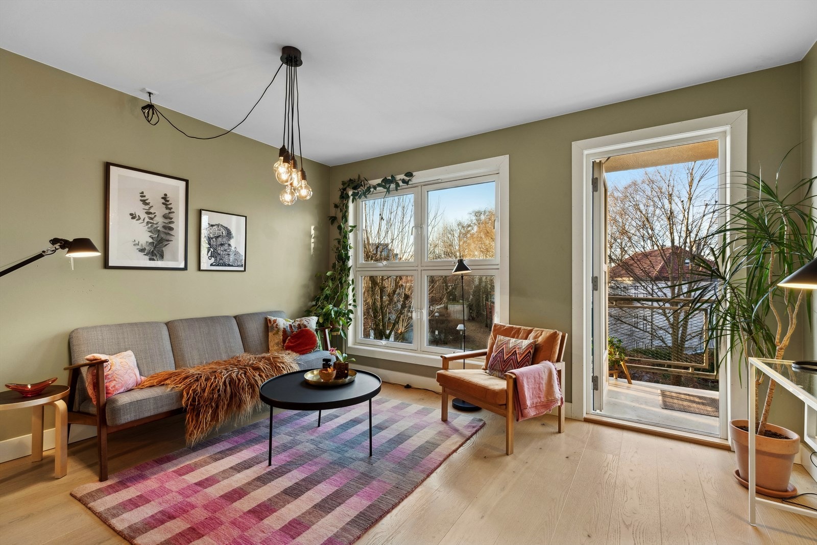 Fra stue er det utgang til en stor solrik balkong med flott utsikt over det grønne nabolaget med trehusbebyggelse. Galleribilde