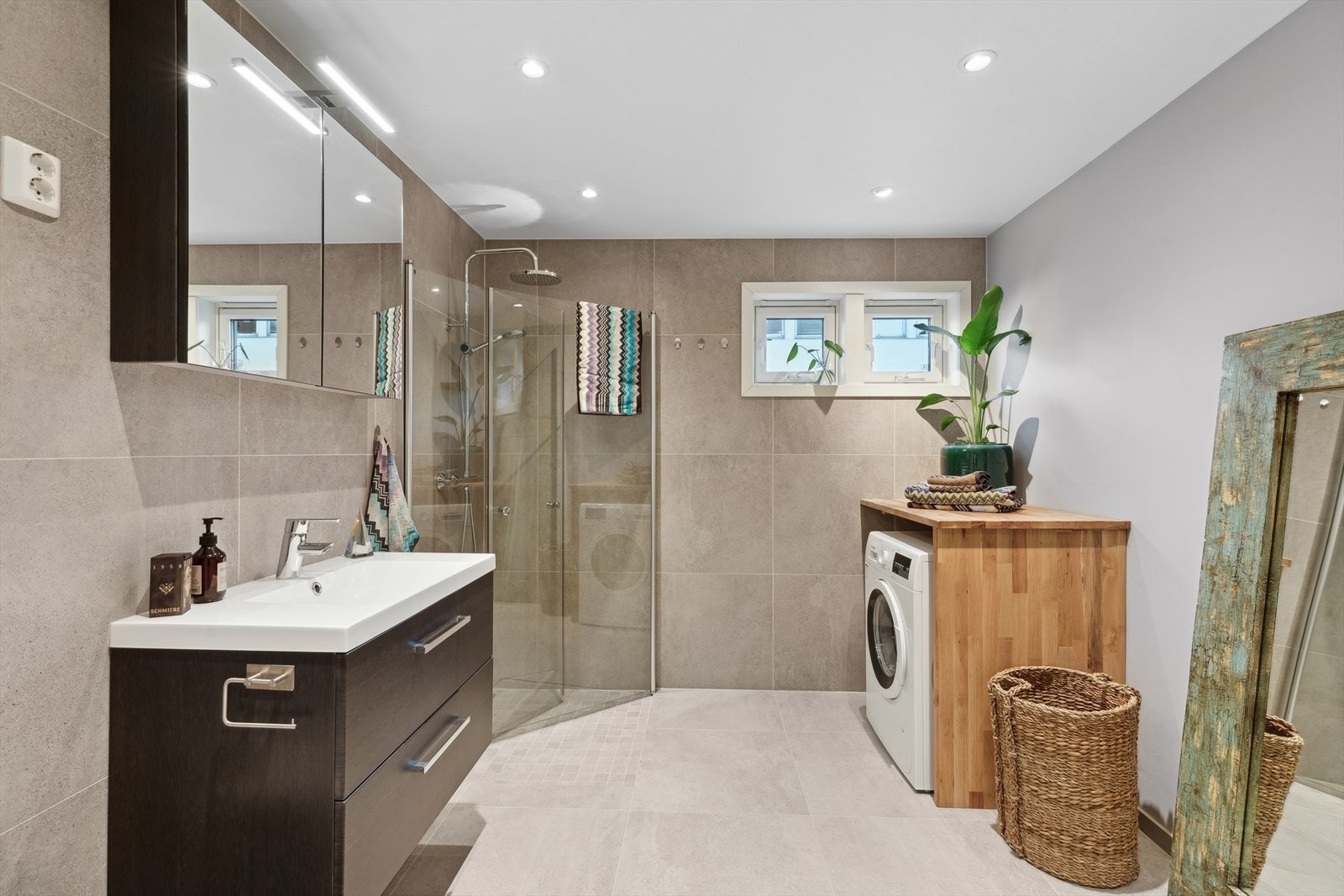 Lekkert og stort flisbelagt bad med nye fliser på gulv, sluk og membran fra 2020. Galleribilde