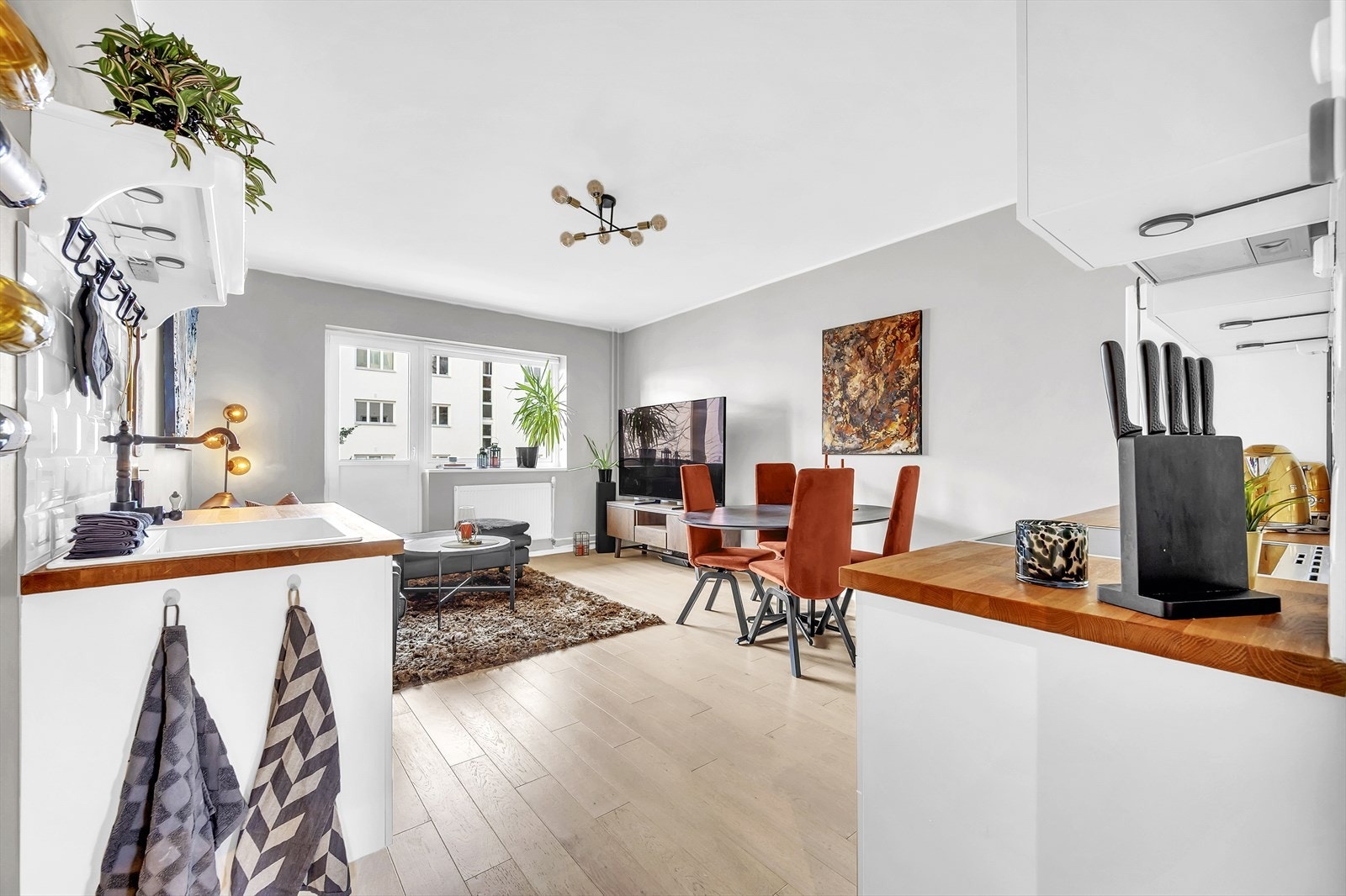 Hvitevarene er frittstående med avsatt plass til kjøleskap, komfyr og oppvaskmaskin. Galleribilde