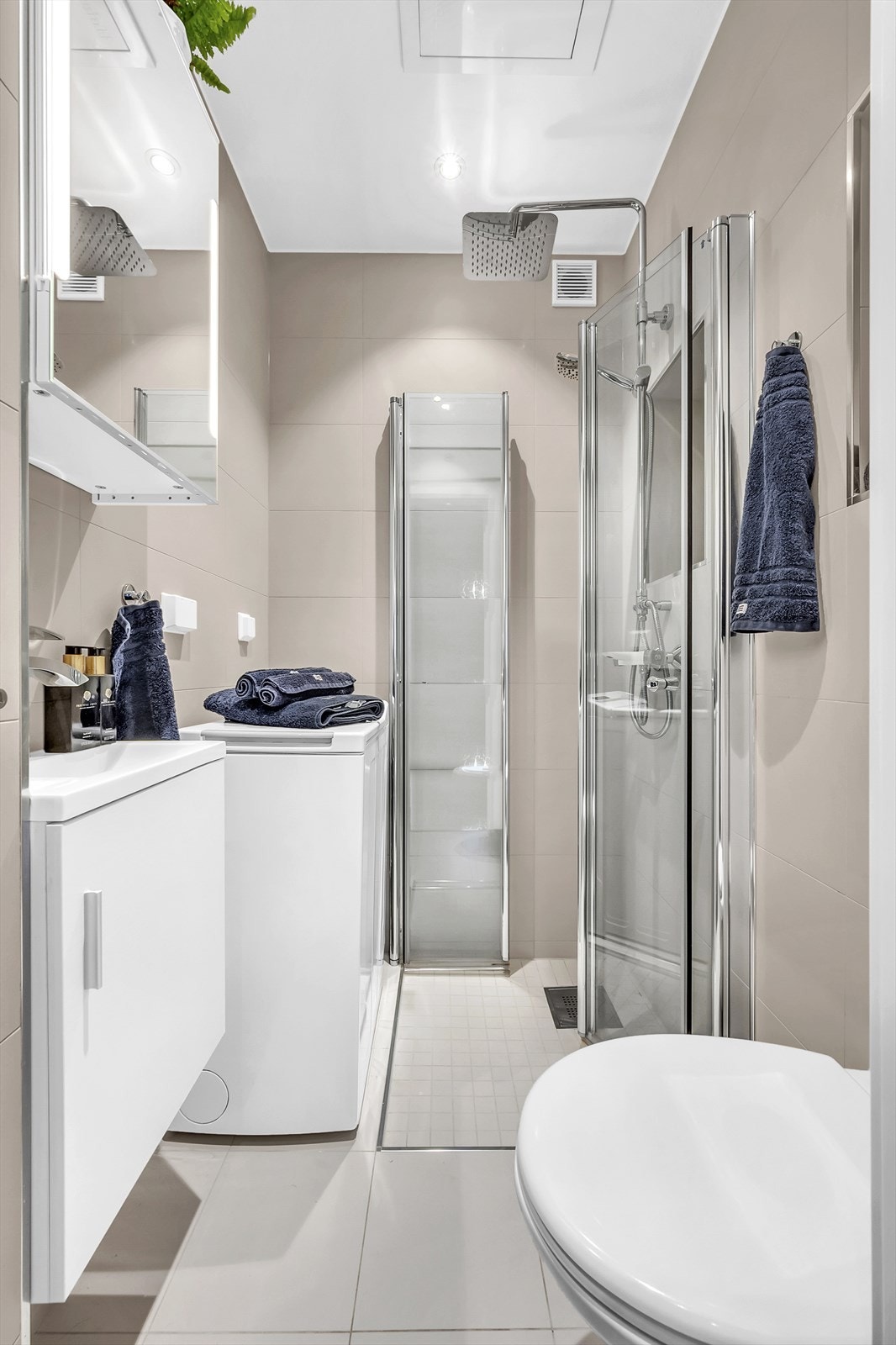 Delikat bad pusset opp i 2019. Badet har flislagte overflater, innfelte downlights i himling og behagelig gulvvarme. Det er opplegg for vaskemaskin. Galleribilde