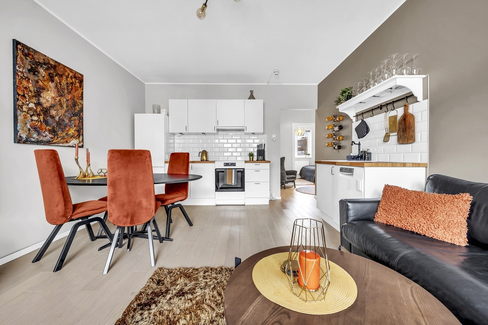 Den gjennomgående planløsningen sikrer optimale lysforhold. Galleribilde