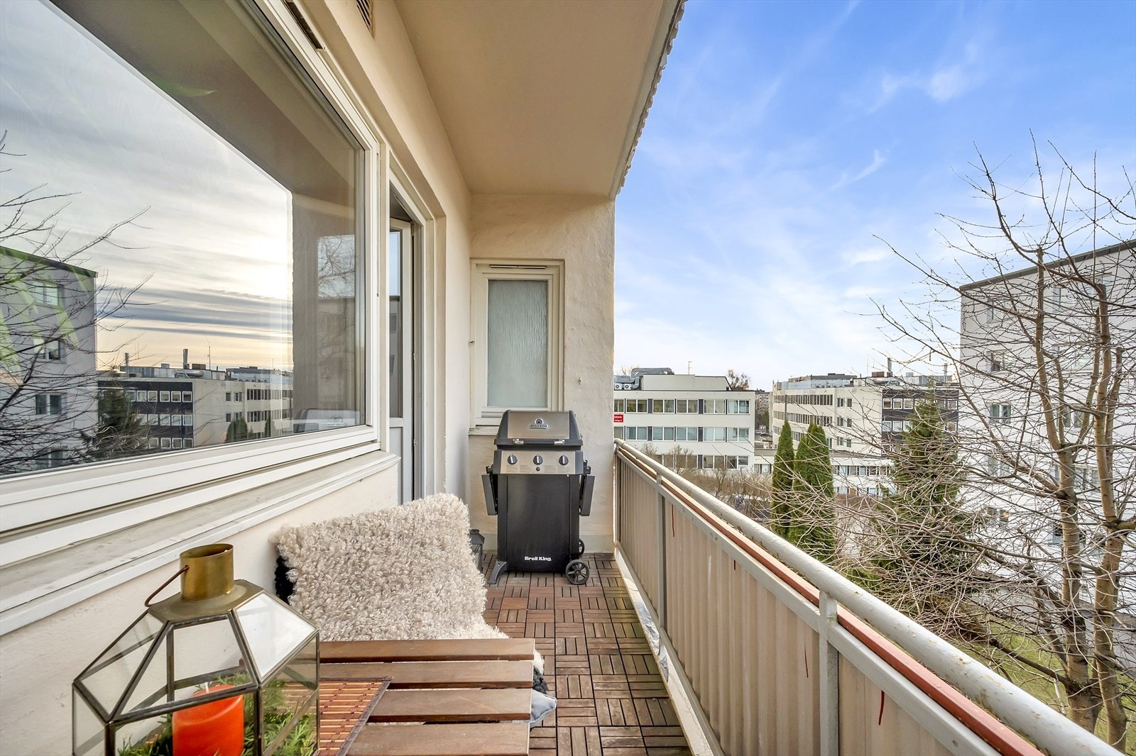 Fra stuen er det utgang til en nordvestvendt balkong på 4,4 kvm. Galleribilde