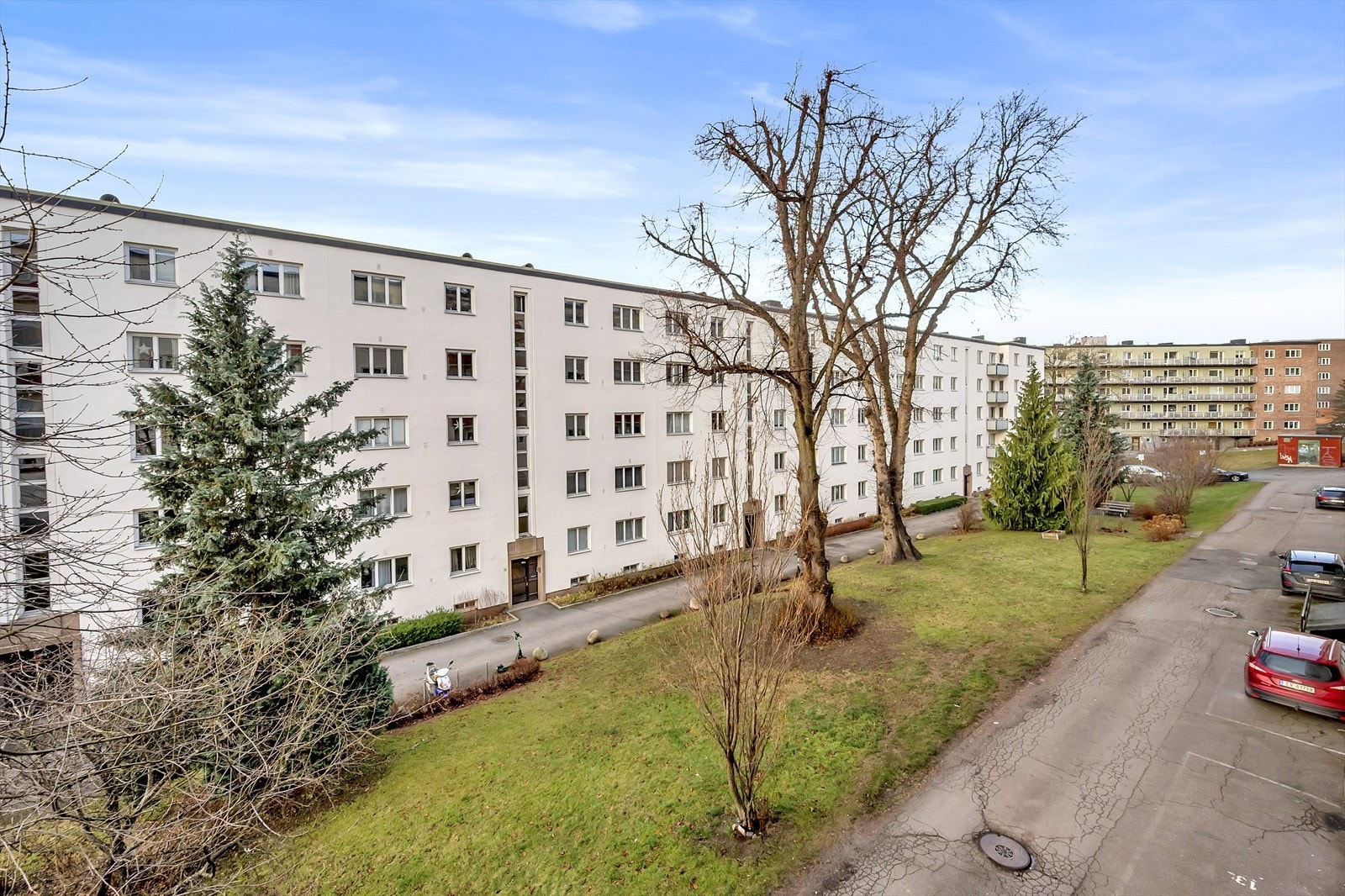Her er det plass til utemøblement og beplantning. Fra balkongen er det grønt og fint utsyn mot sameiets fellesareal. Galleribilde