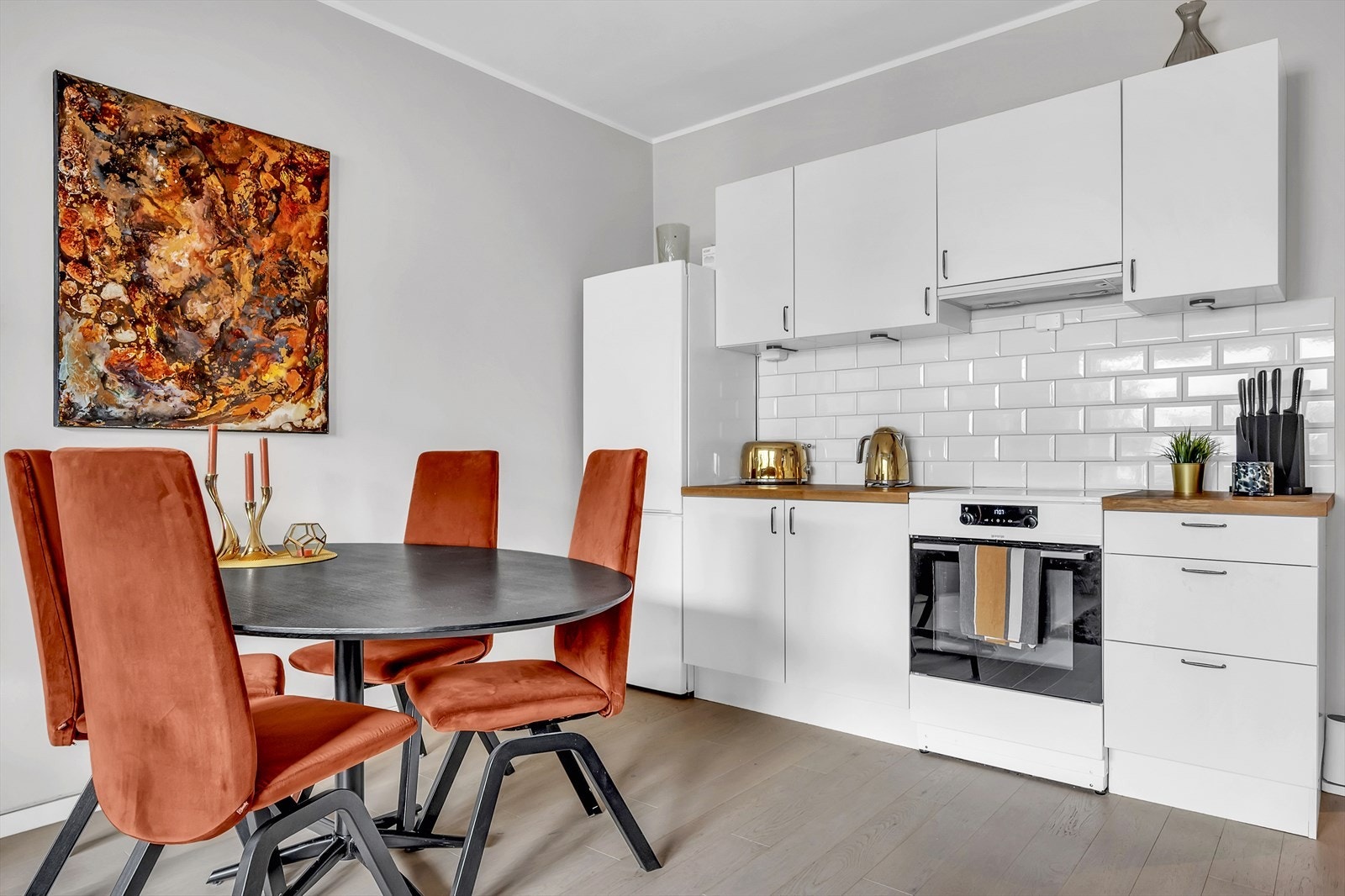 Ved kjøkkenet er det god plass til spisebord. Galleribilde