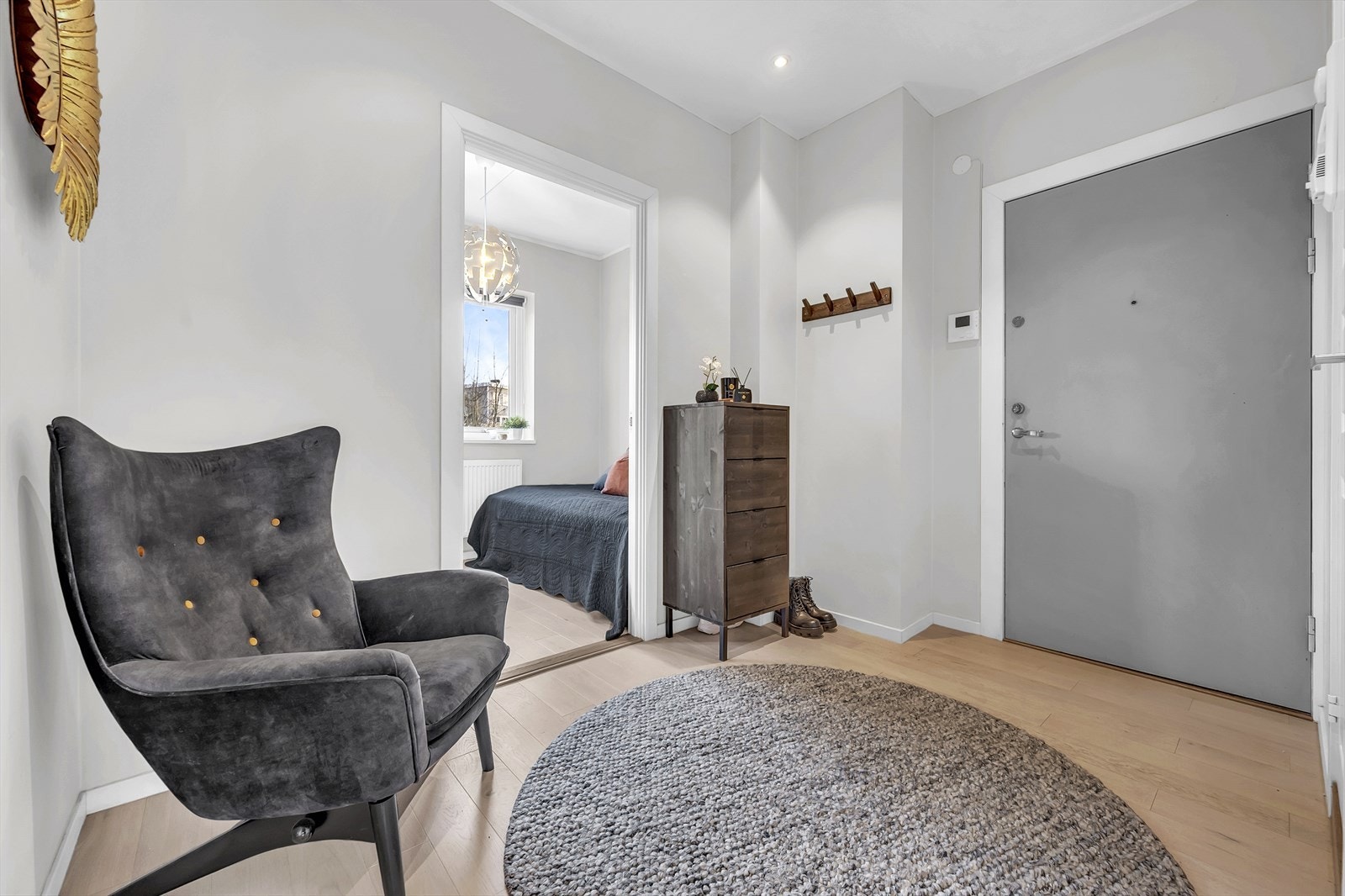 I gangen er det plass til knagger, skohylle og kommode for oppbevaring av sko og yttertøy. Galleribilde