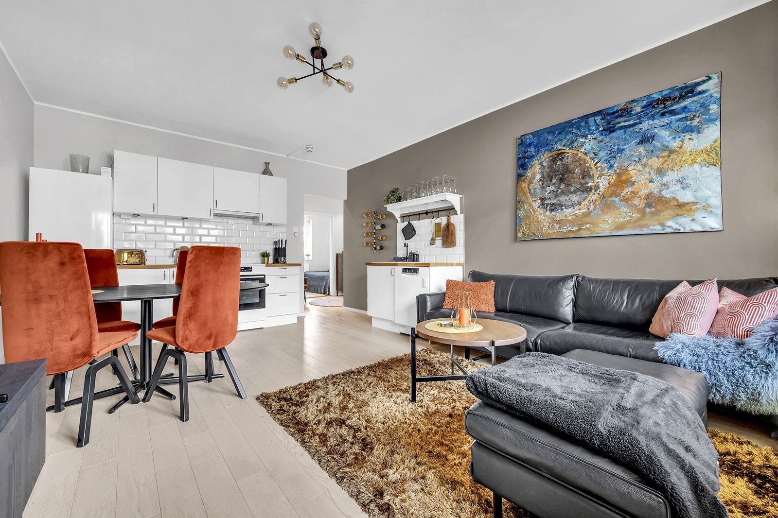 Overflatene er stilrene med en-stavs parkett og lune fargevalg. Galleribilde