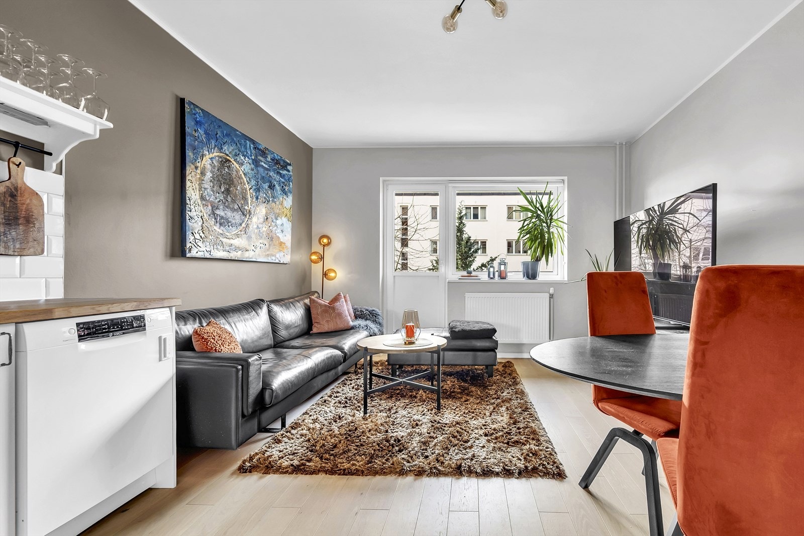 Leiligheten ligger i 2. etasje og inneholder entré, kjøkken, stue, bad og to soverom. Galleribilde