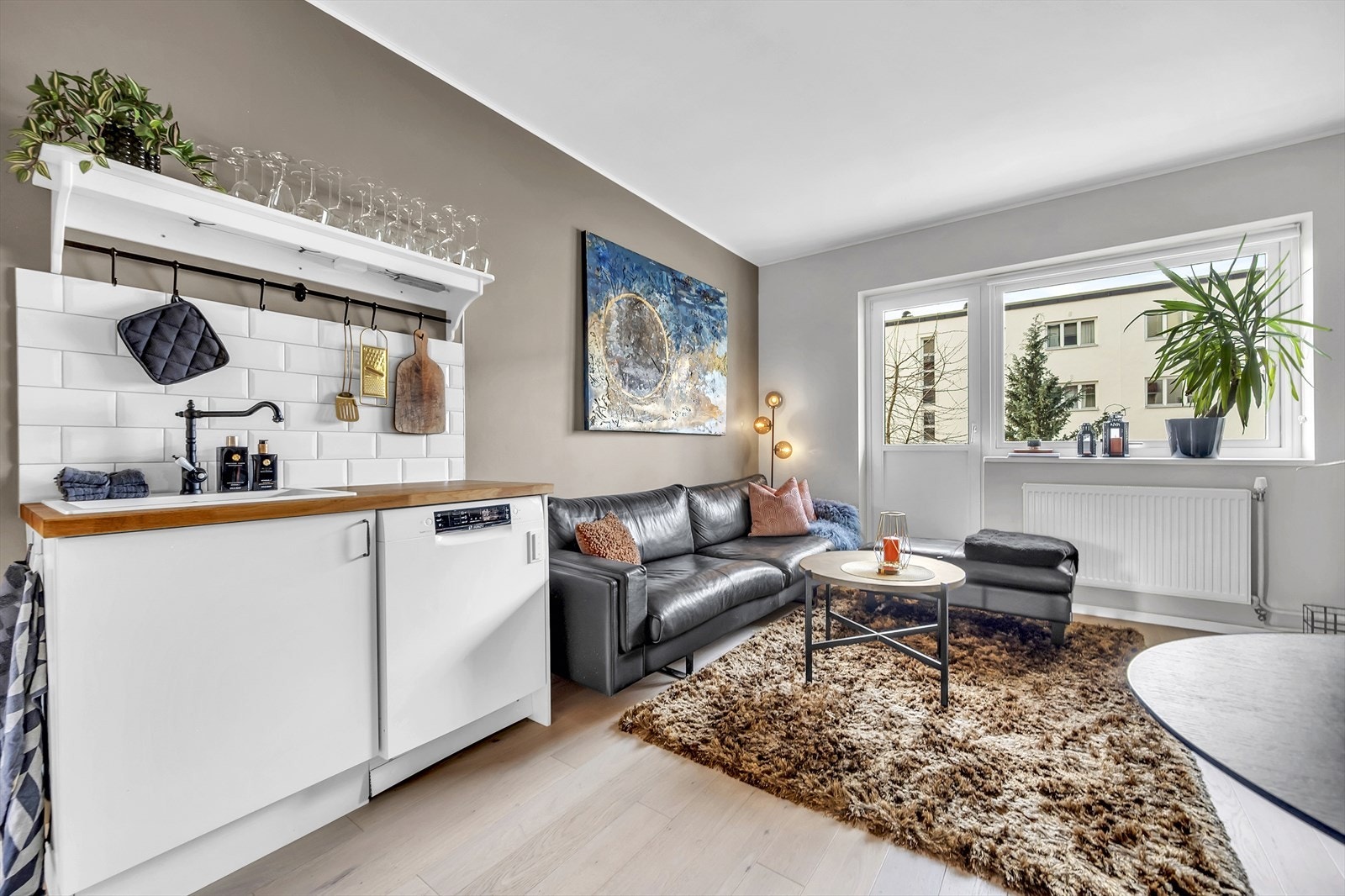 Leilighet ble i sin helhet pusset i 2019, og fremstår moderne og gjennomført. Hit kan du flytte rett inn! Galleribilde