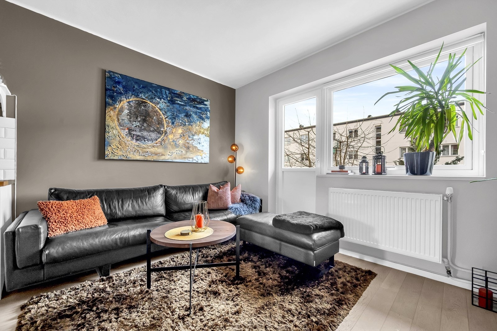 Stuen er lys og innbydende med store vindusflater og utgang til balkong. Galleribilde