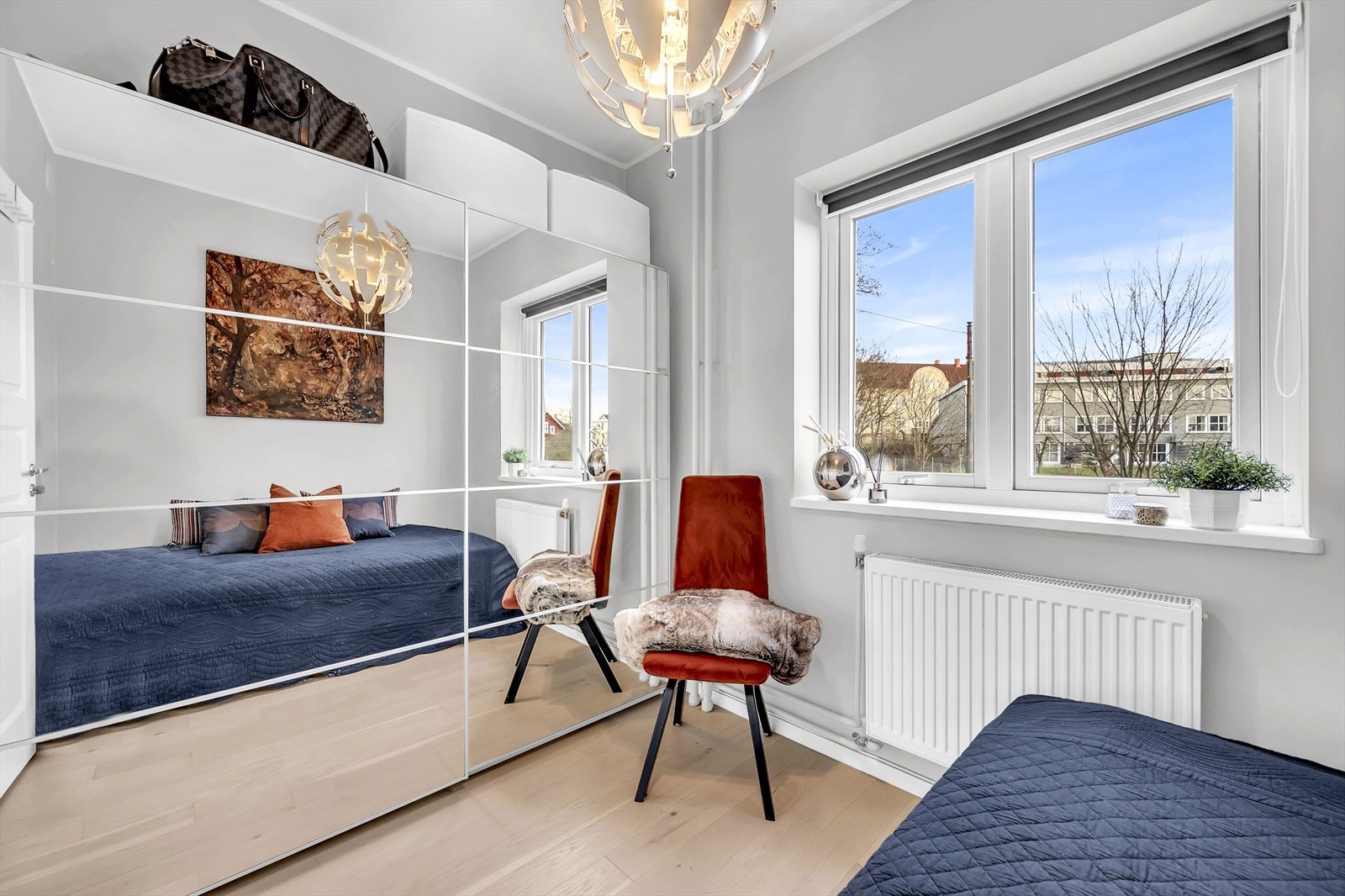 Her er det plass til seng, skap og skrivepult. Galleribilde