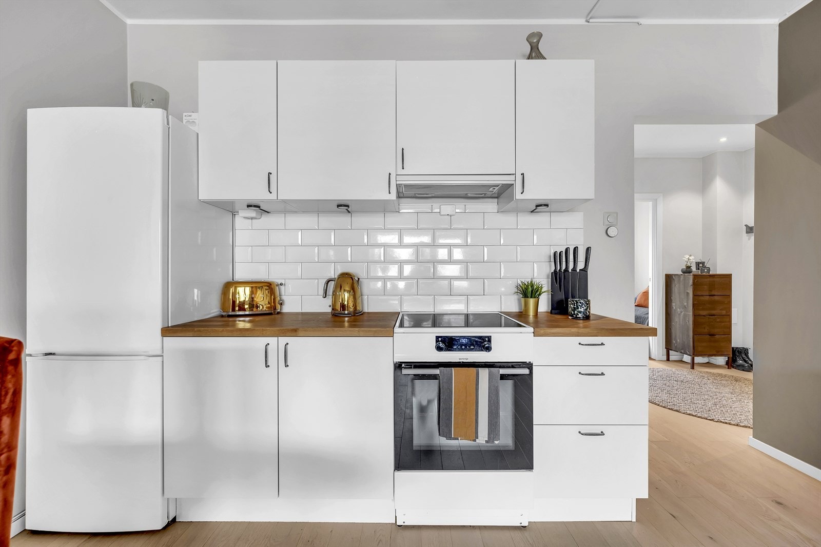 Moderne, arealeffektivt og stilrent kjøkken fra 2019. Galleribilde