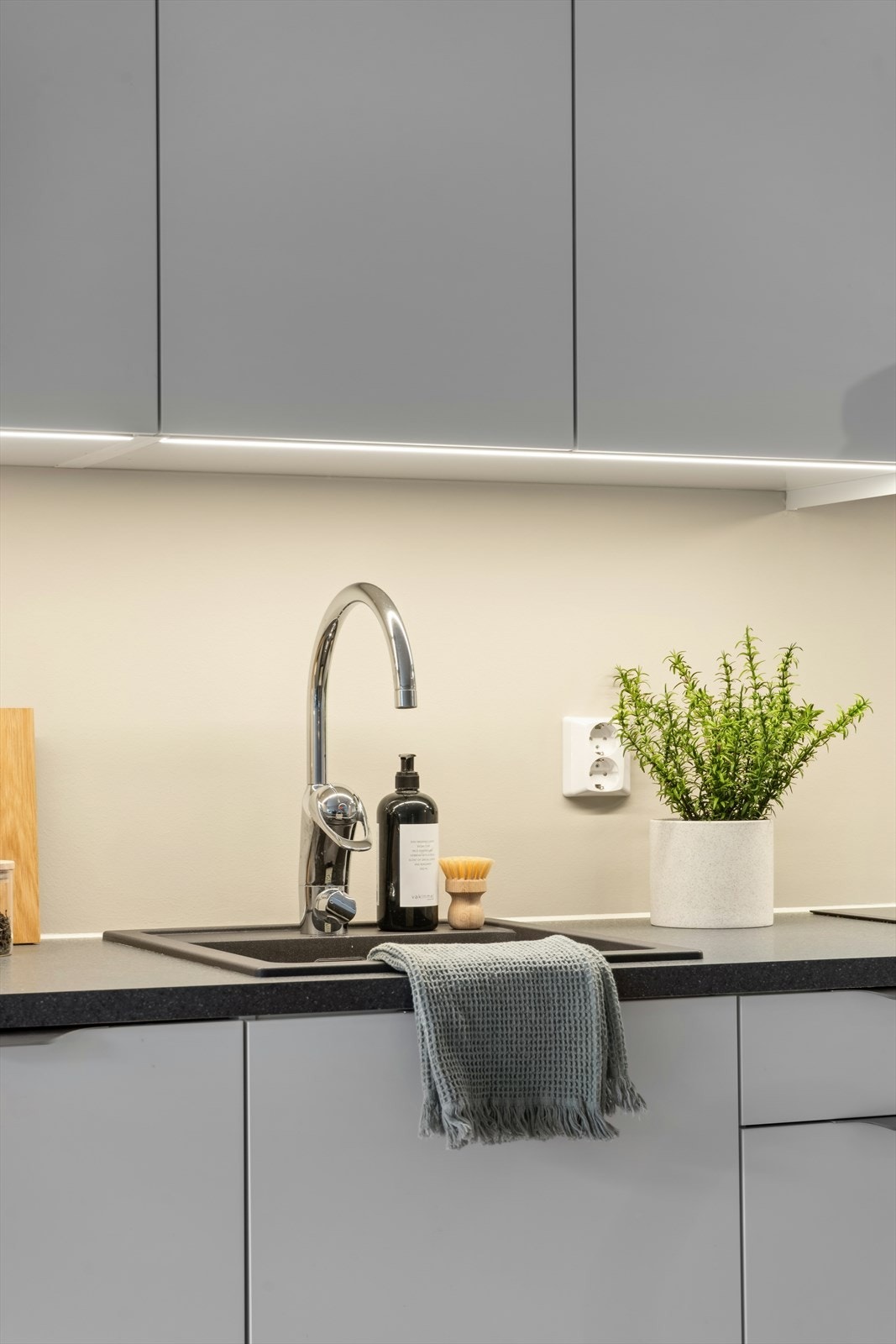 Kjøkkenet er utstyrt med integrert induksjonstopp, stekeovn og oppvaskmaskin. Det er også installert komfyrvakt samt aquastop/lekkasjevarsler med sensorer og magnetventil. Galleribilde