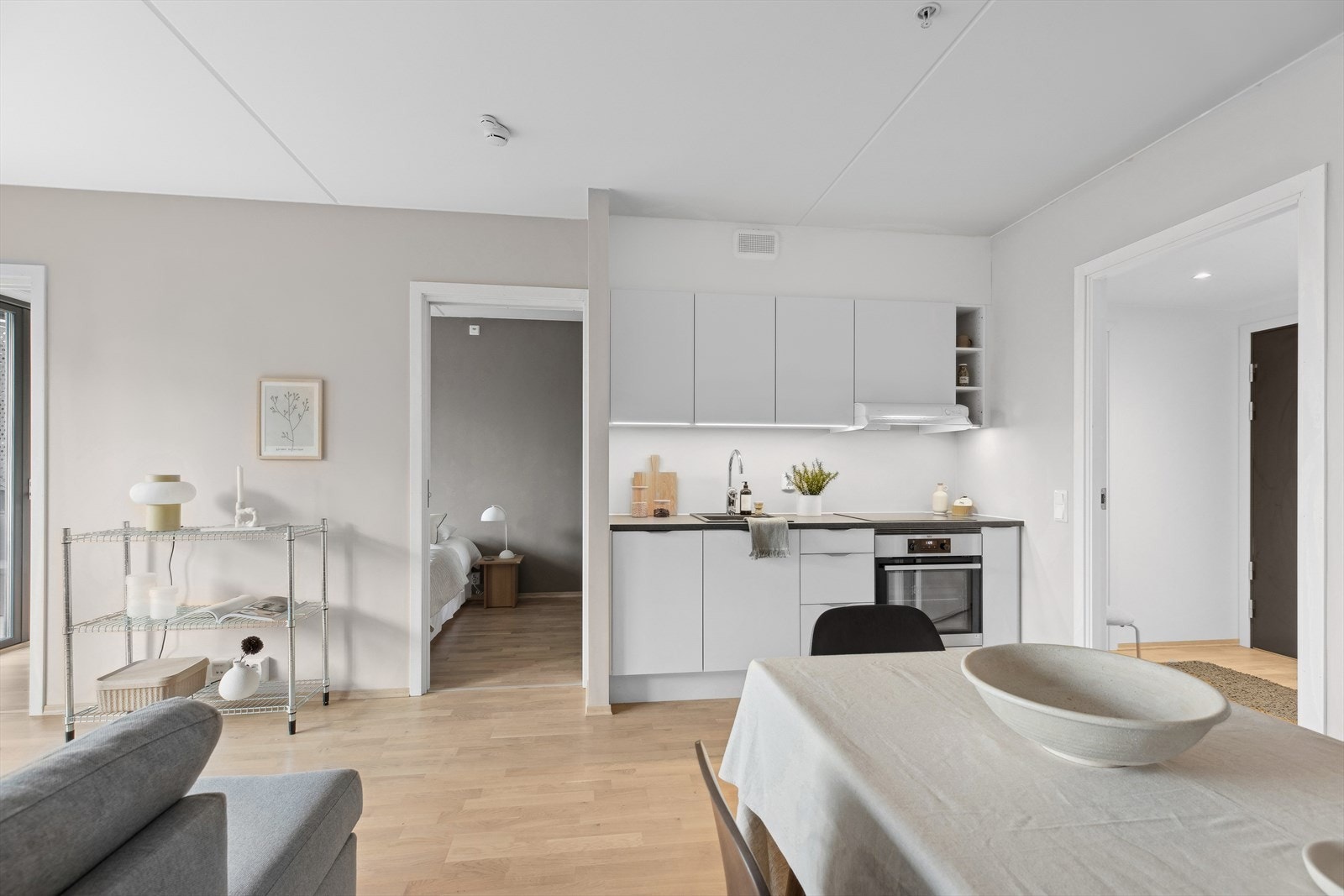 Her har du en god løsning med åpen kjøkken, stue og spisestue som inviterer til sosialt samvær. Galleribilde