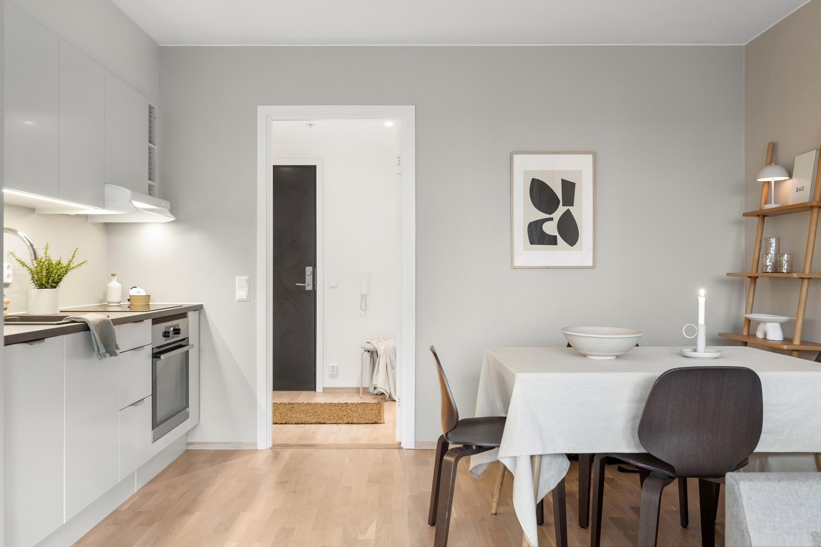 Ved kjøkkenet er det også god plass til en hyggelig spisegruppe. Galleribilde