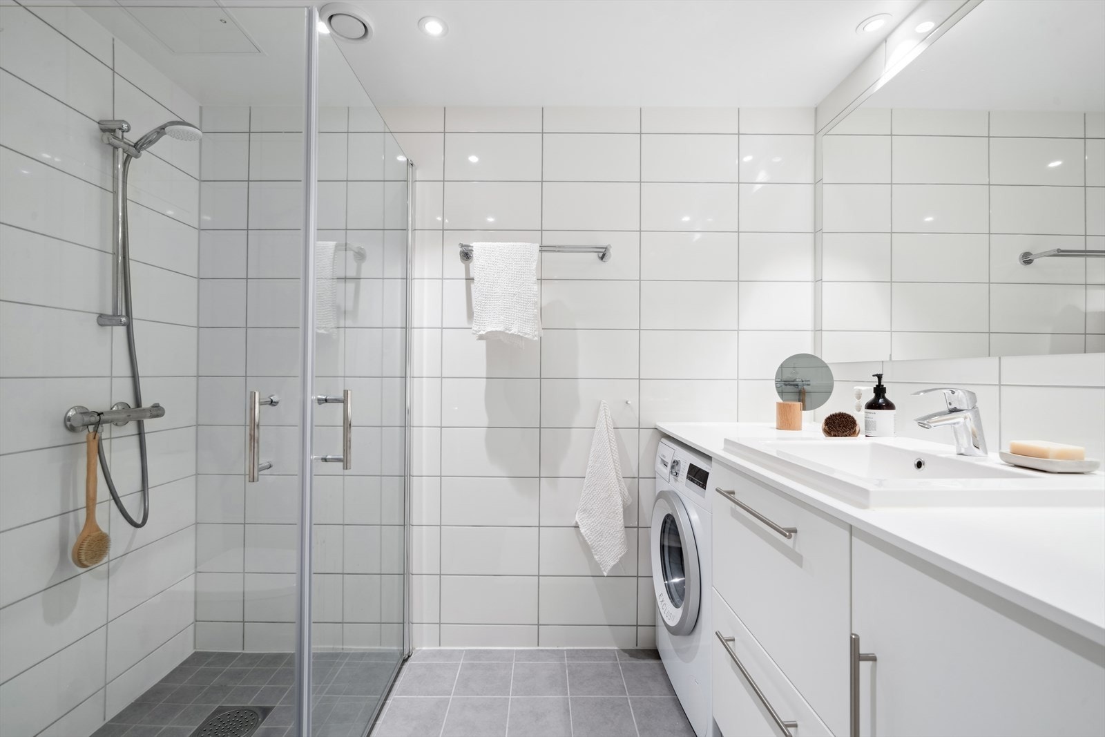 Boligen har et moderne og stilrent baderom med flislagt gulv og vegger, samt varmekabler i gulv. Galleribilde