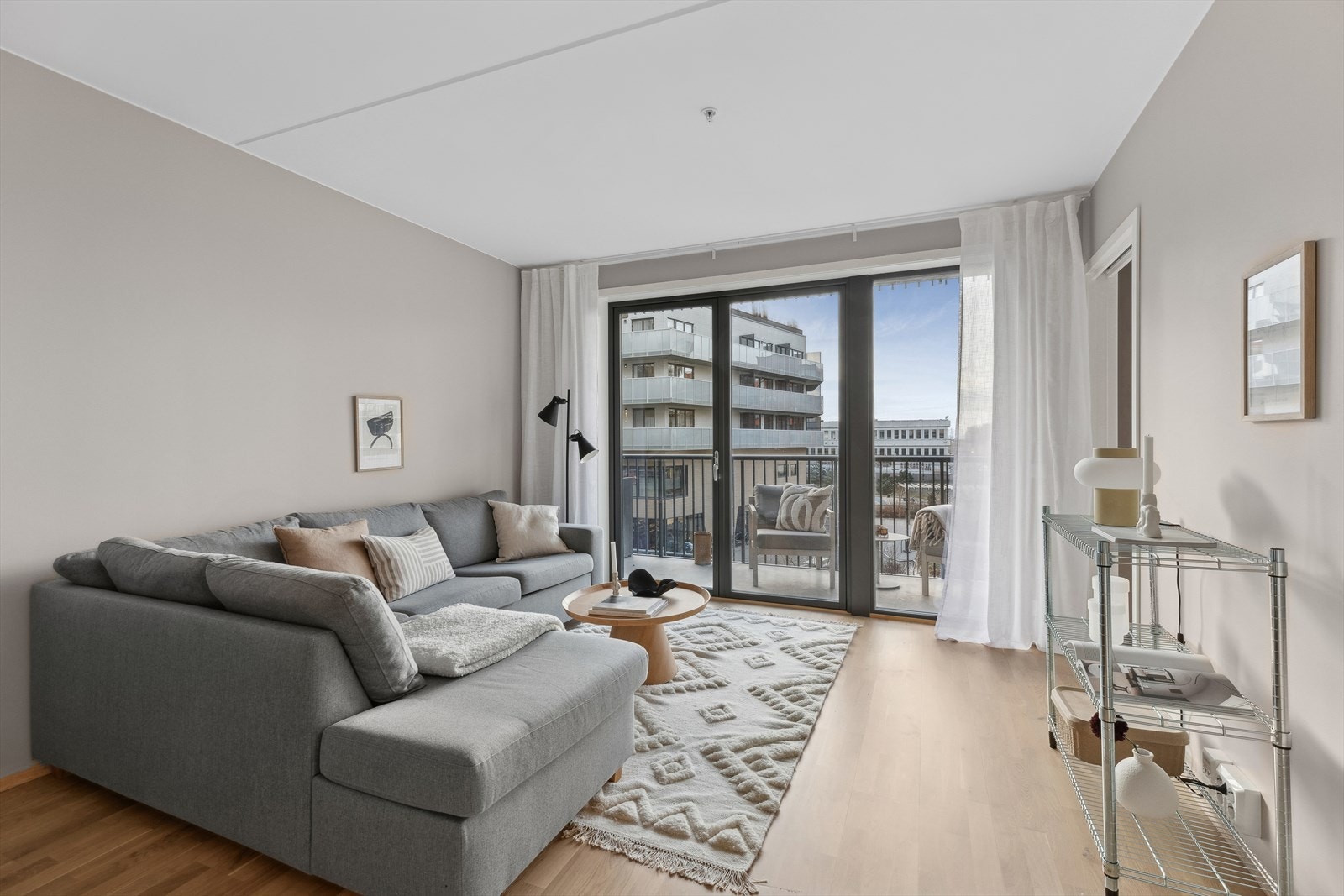 Velkommen inn! Dette er en romslig leilighet som er proppfull av sjarm og god atmosfære. Her er det lett å like seg. Galleribilde