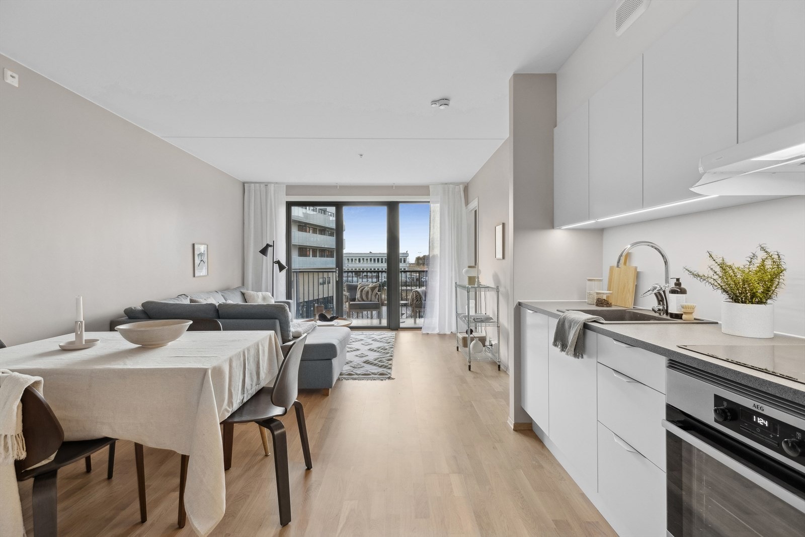 Rommet byr på store vindusflater og luftig planløsning, som bidrar med å skape en romslig følelse. Galleribilde