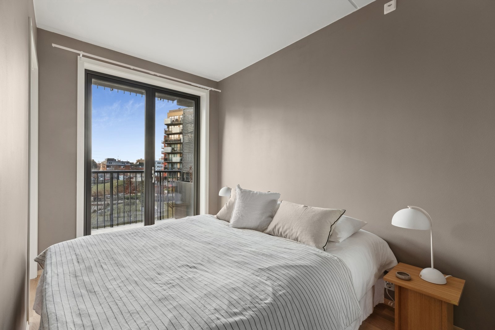 Stort og fint soverom med god plass til dobbeltseng og tilhørende møblement. Det er utgang til balkongen fra soverommet. Galleribilde