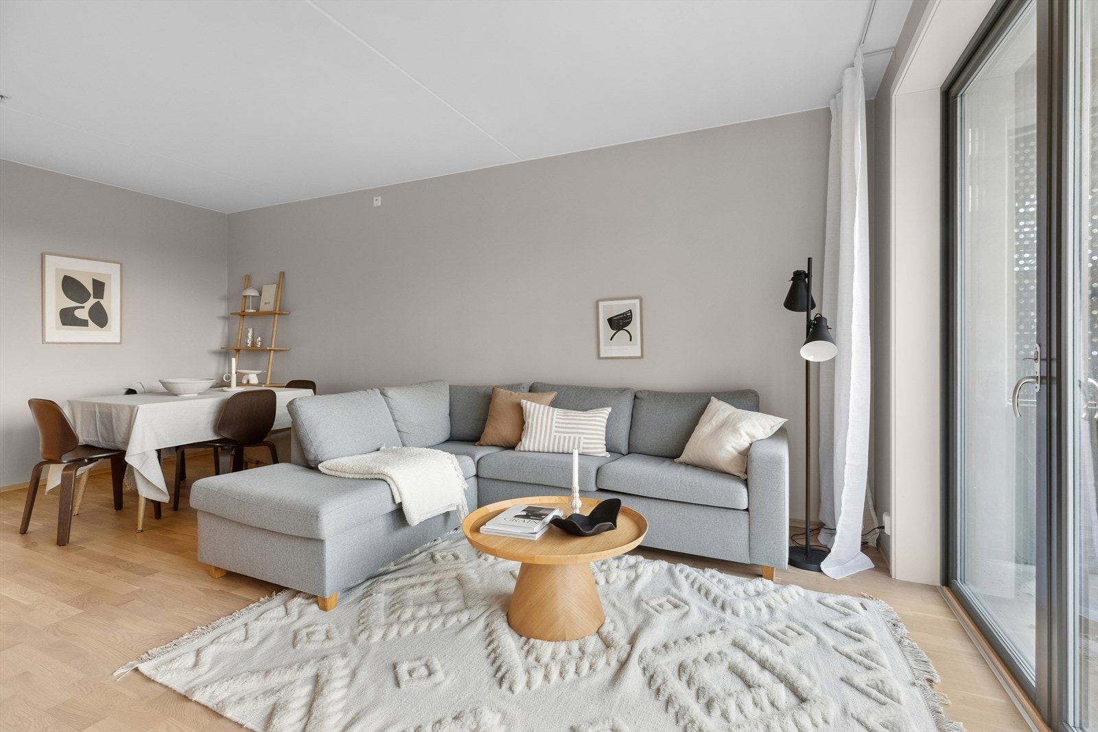 Stuen har glatte malte flater og lyst laminatgulv, som gjør det enkelt å innrede etter eget ønske. Galleribilde