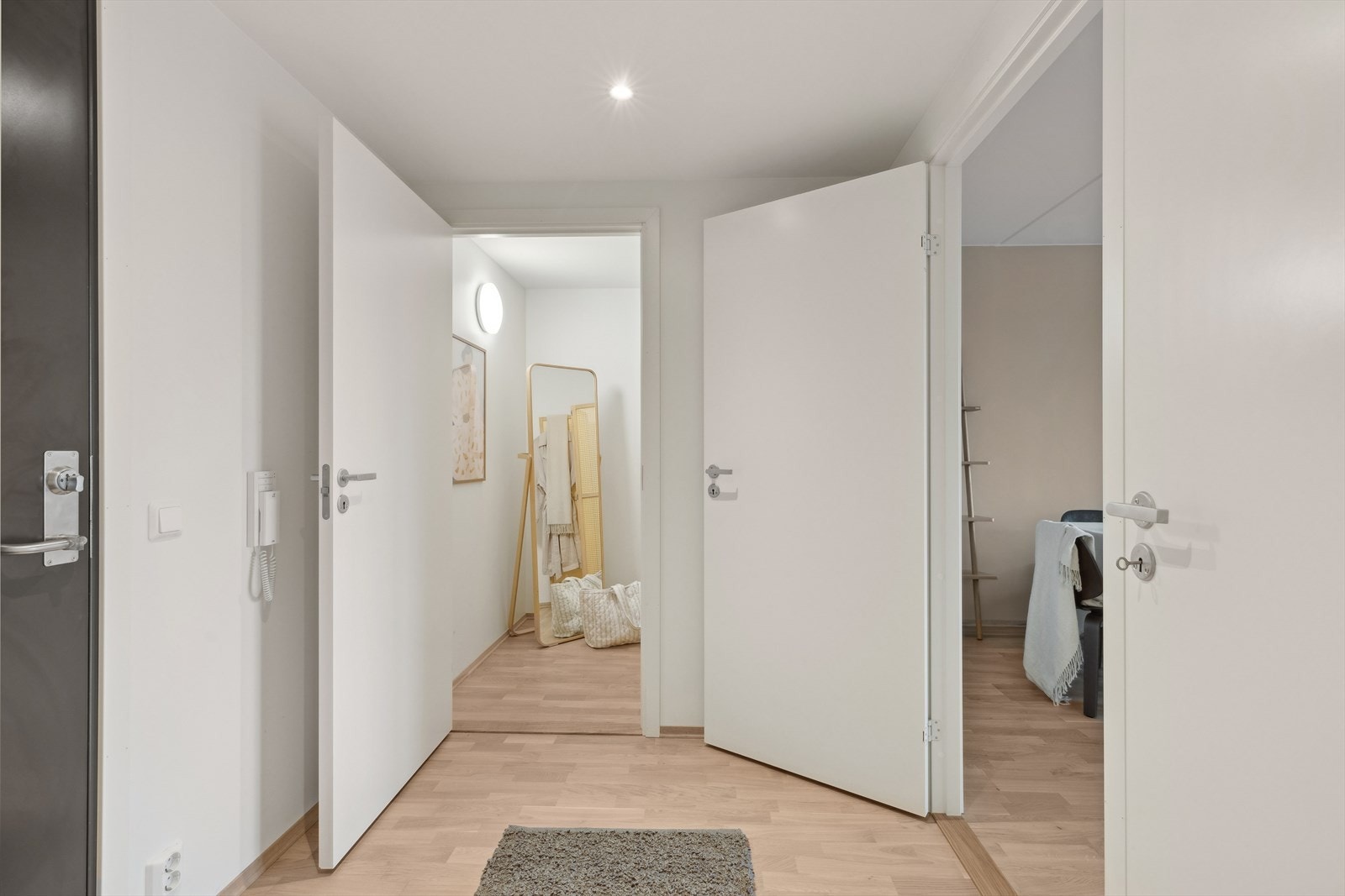 Fra entreén er det også adgang til en praktisk innvendig bod på 3 m². Ytterligere disponerer også leiligheten en kjellerbod på 5 m². Galleribilde