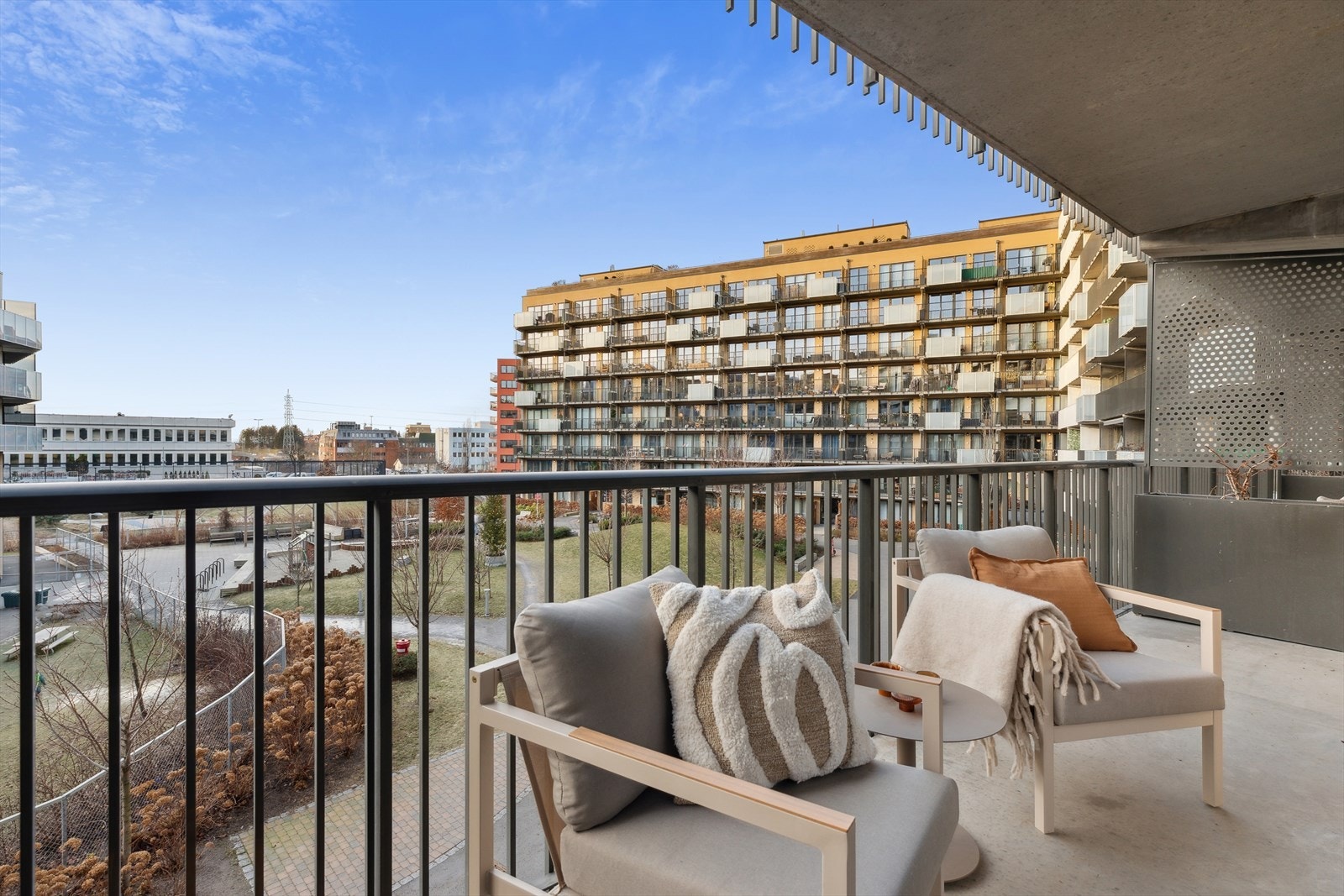 Fra stuen er det utgang til en solrik sydvestvendt balkong på ca 7,9 m². Galleribilde