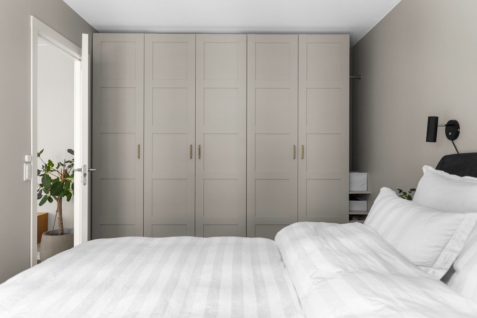 Soverommet er romslig med god plass til dobbeltseng, nattbord på hver side og stort garderobeskap. Galleribilde