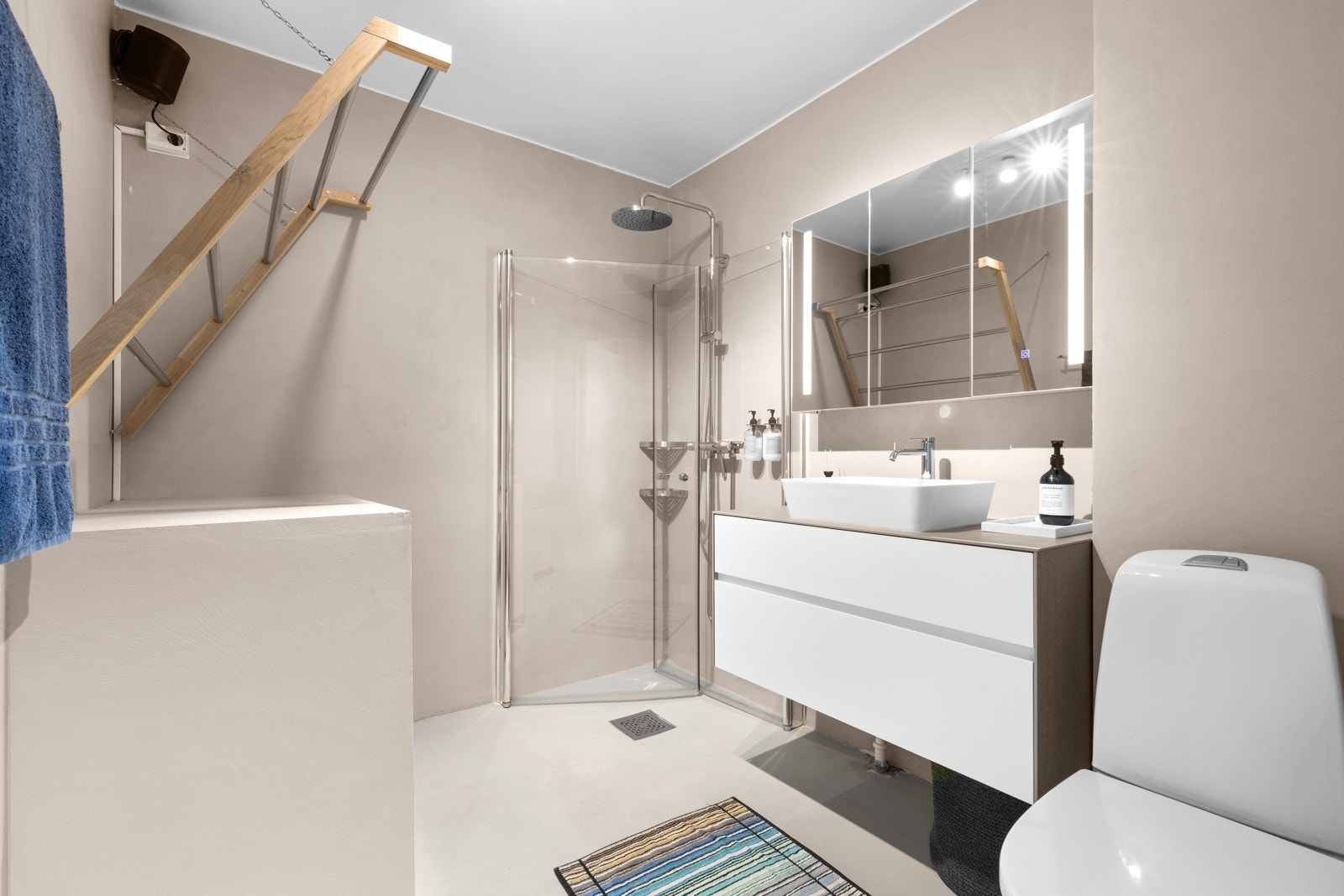 Delikat og romslig bad med microsement på veggene og flislagt gulv. Galleribilde