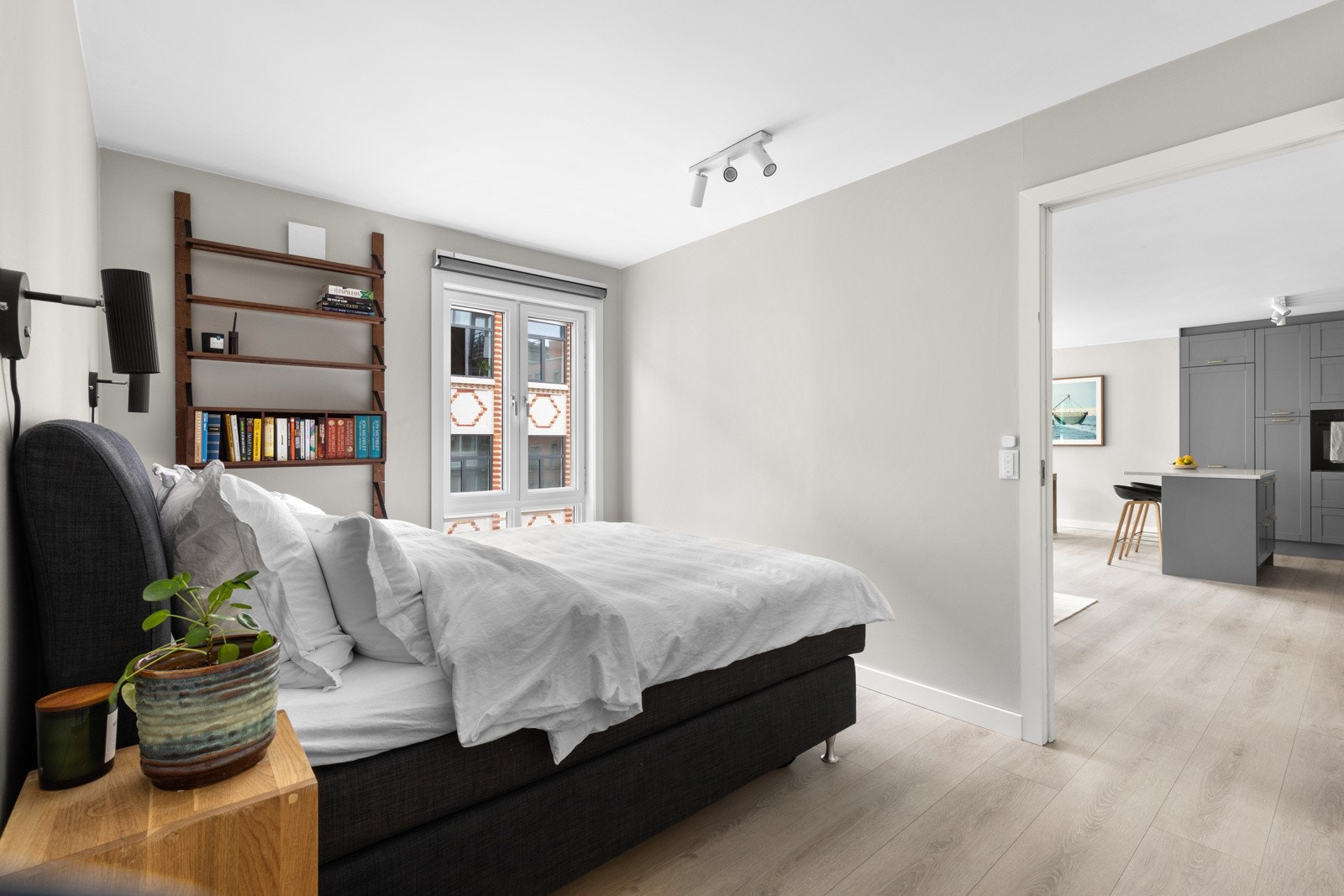 De store vindusflatene slipper inn rikelig med naturlig lys på soverommet Galleribilde