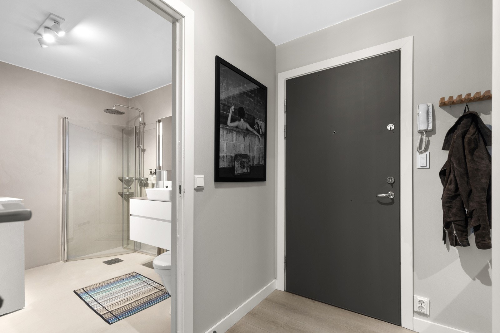 Når du kommer inn i boligen, er det første du møter en lys og innbydende entré. Galleribilde