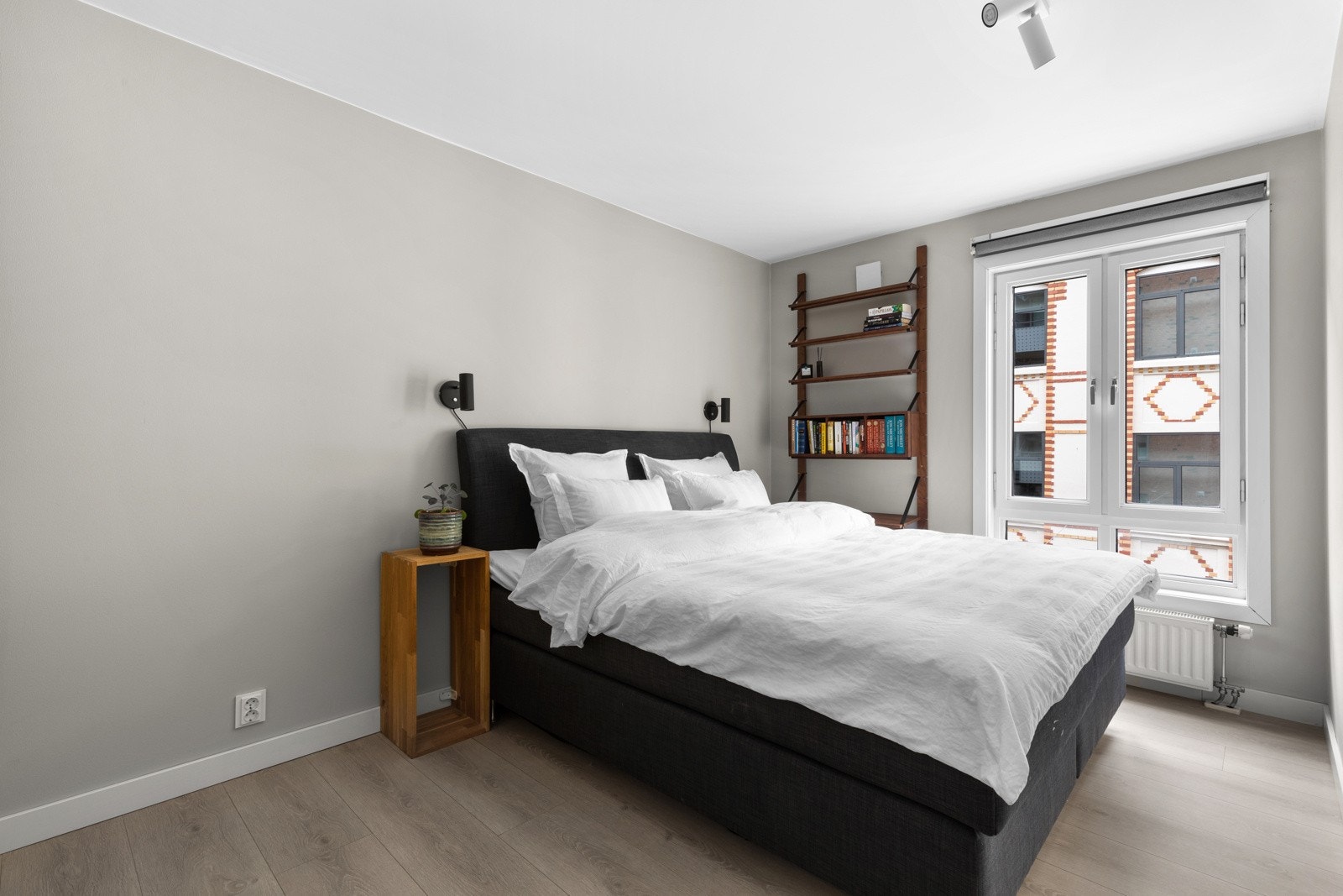 Lekkert soverom med malte flater i et tidsriktig fargevalg. Galleribilde