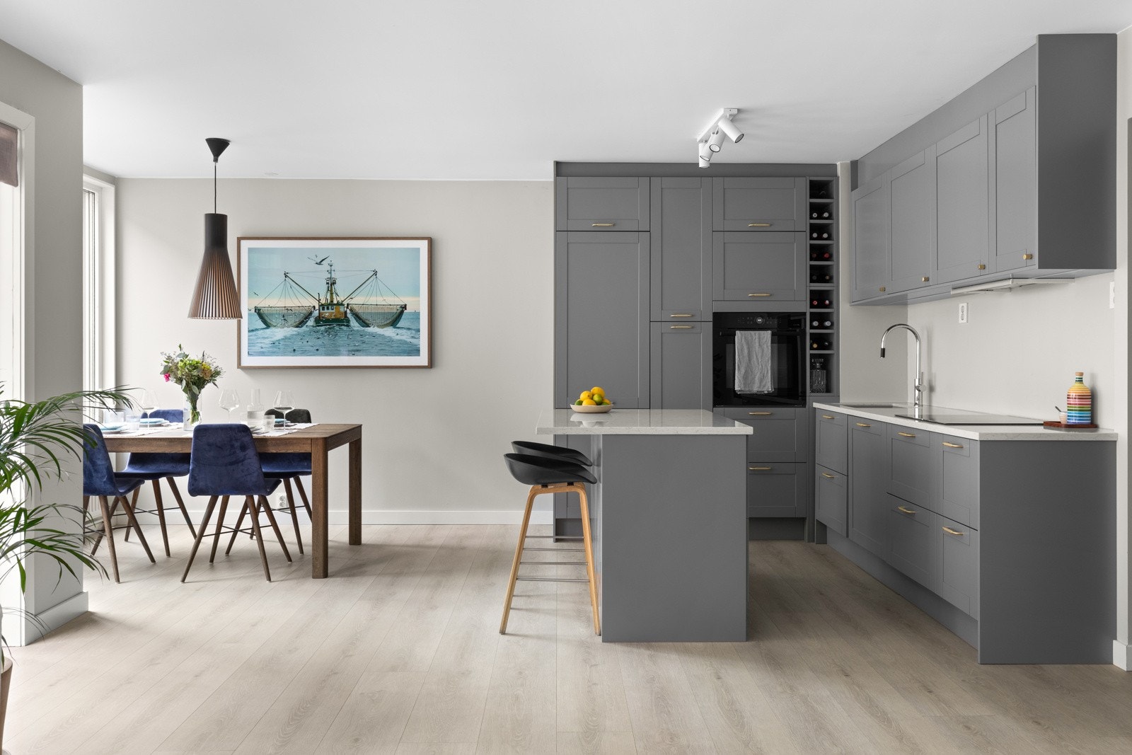 De integrerte hvitevarene som stekeovn, platetopp og oppvaskmaskin og kjøleskap med fryserdel medfølger handelen. Galleribilde