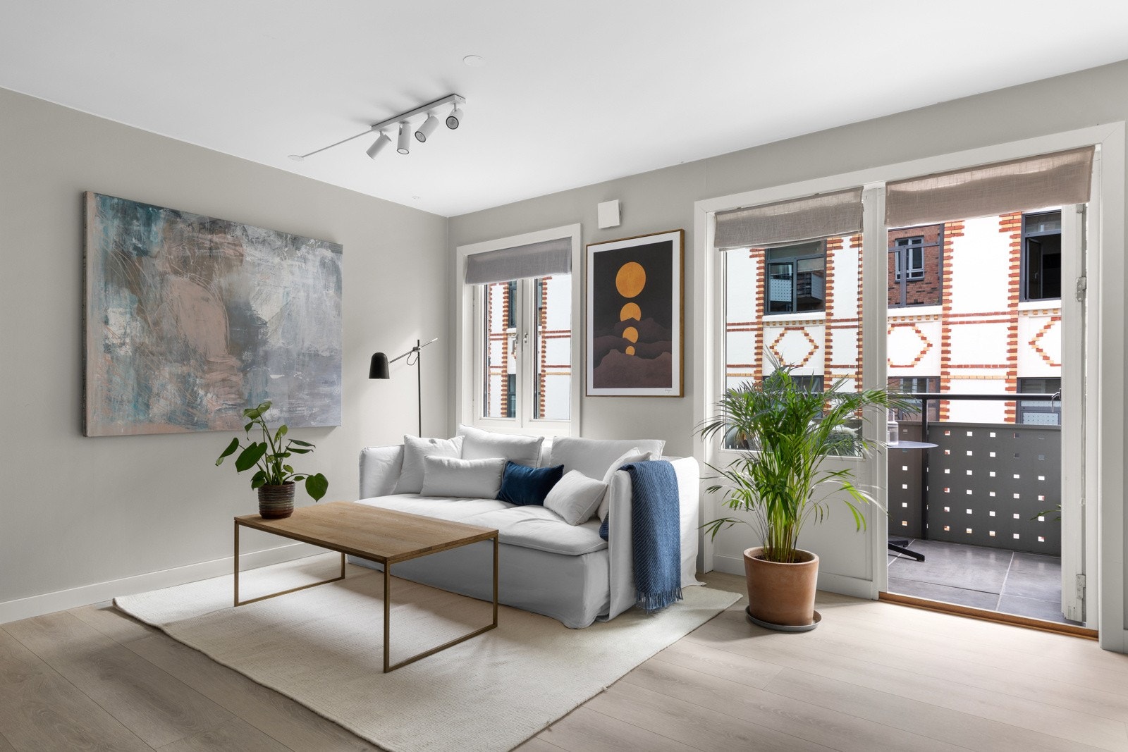 Det er store vindusflater som slipper inn rikelig med naturlig lys i boligen. Galleribilde