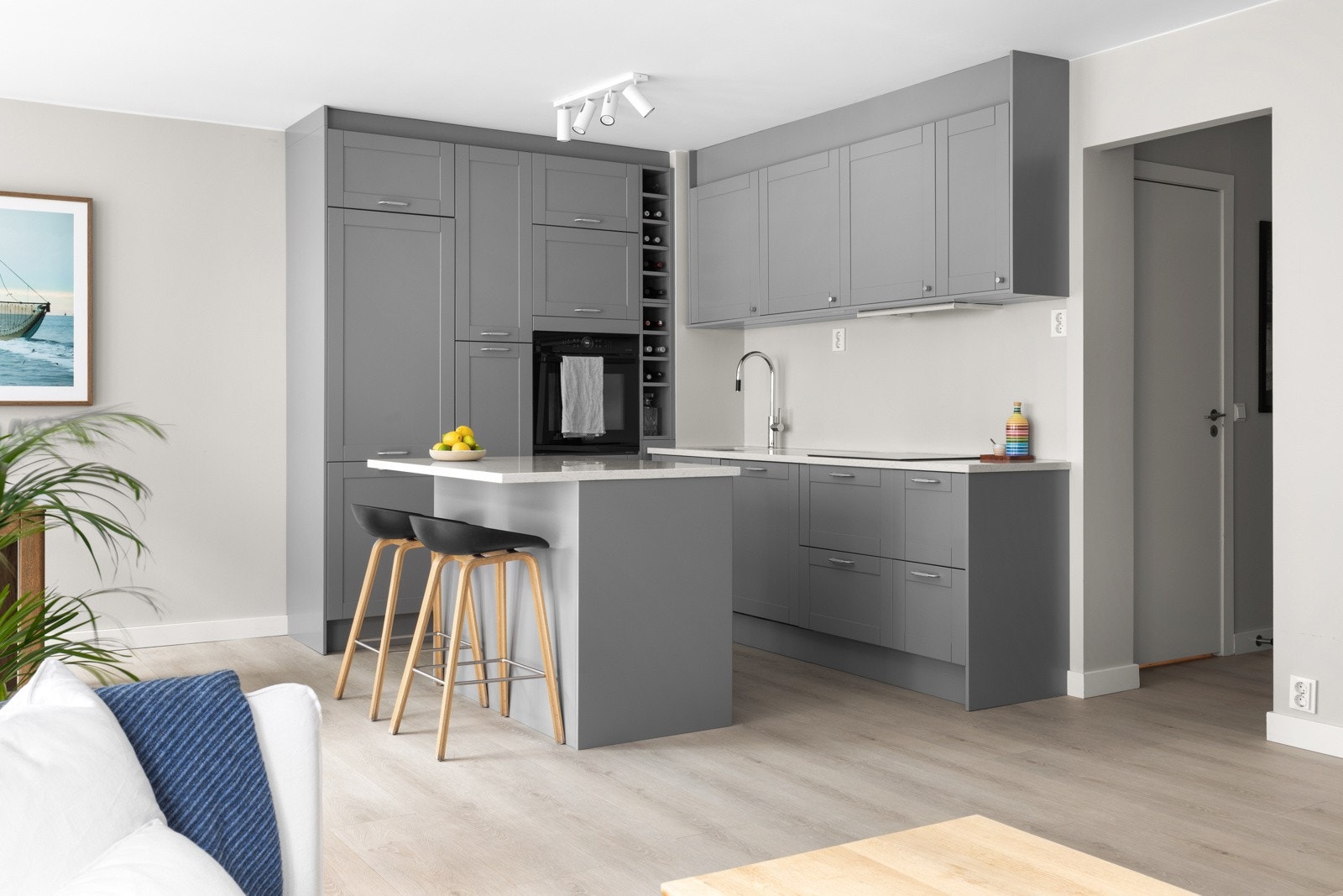 Tidløst kjøkken fra 2020 med åpen løsning mot stue. Galleribilde