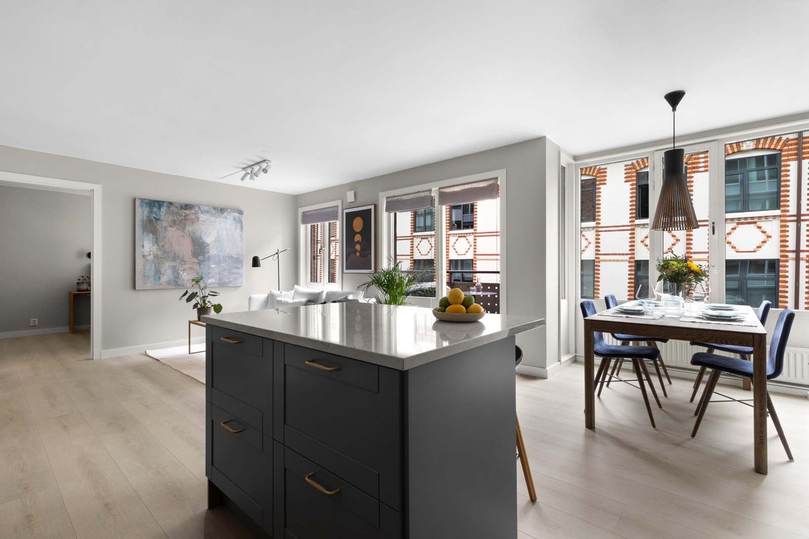 Det er godt med skap- og benkeplass for matlaging og oppbevaring. Galleribilde