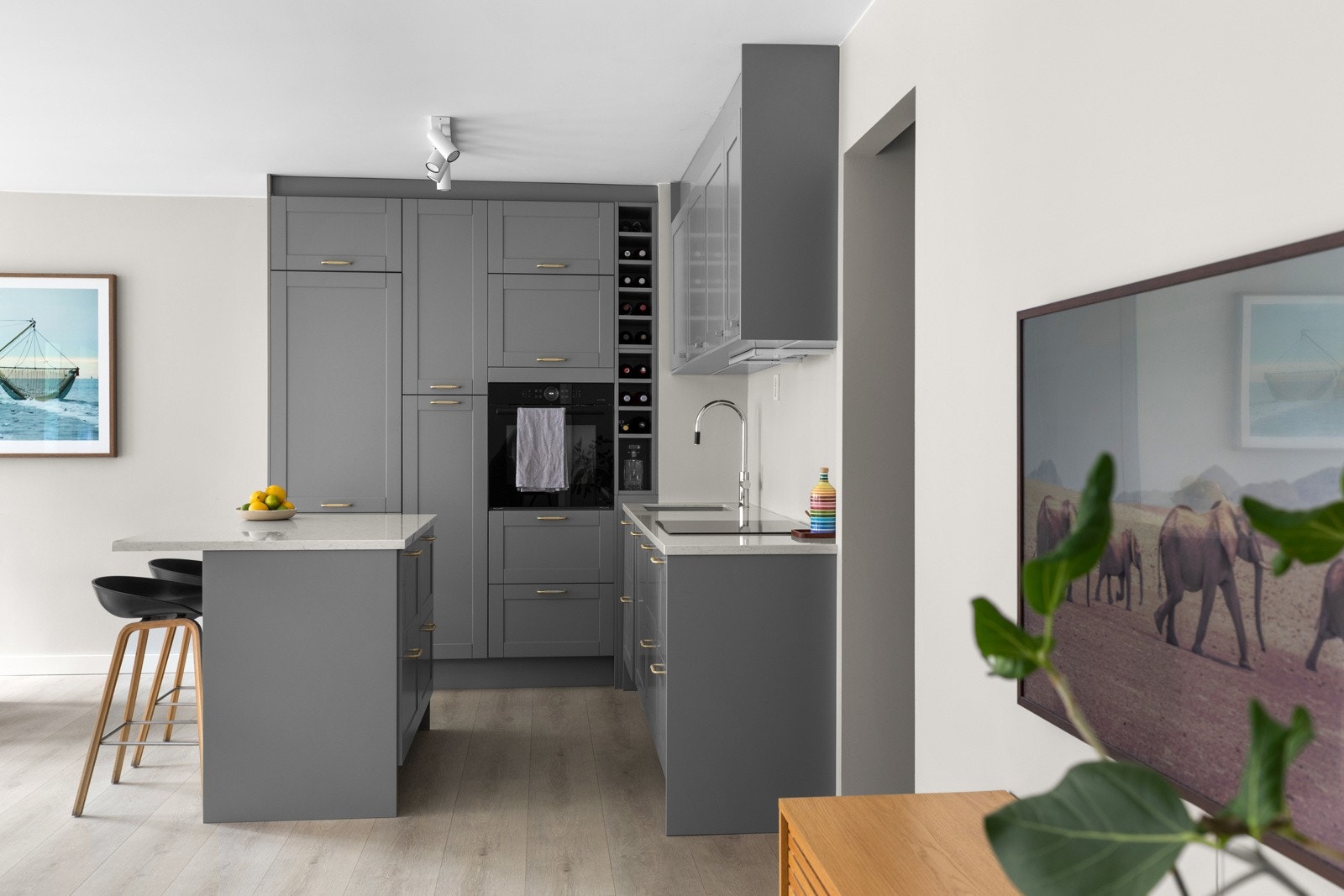 Innredningen har profilerte fronter i grå-utførelse og benkeplate av stein. Galleribilde