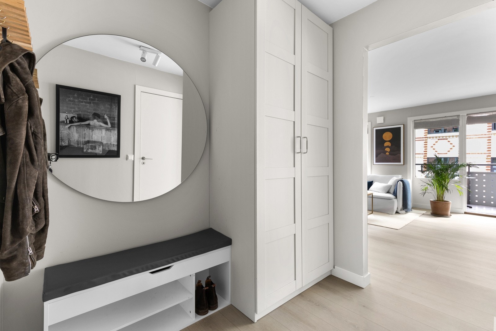 Du har god plass til å henge av deg yttertøy og sette fra deg sko. For ytterligere oppbevaring er det satt inn et stort garderobeskap. Galleribilde