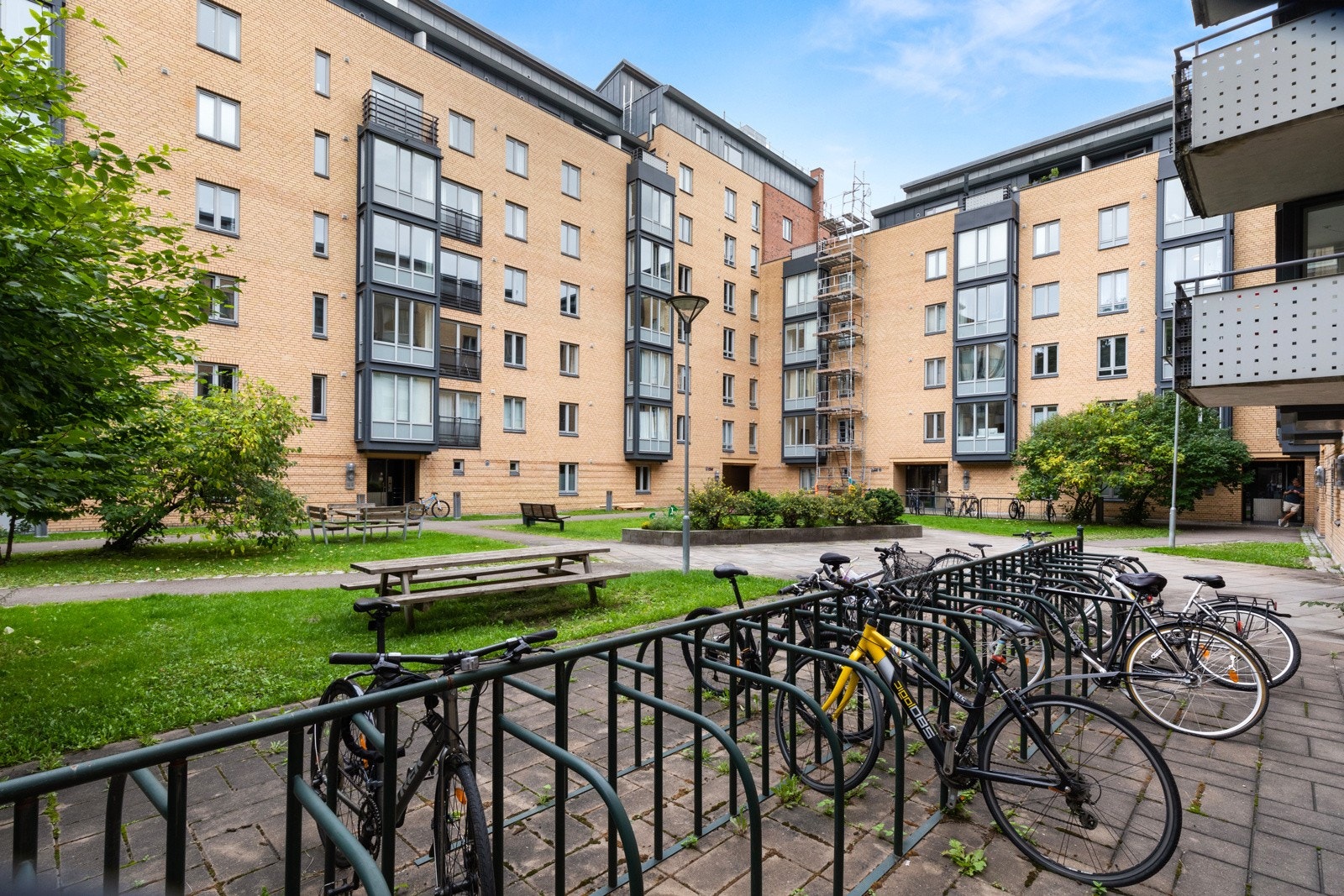 Videre har er sameiet sykkelstativ og felles takterrasse! Galleribilde