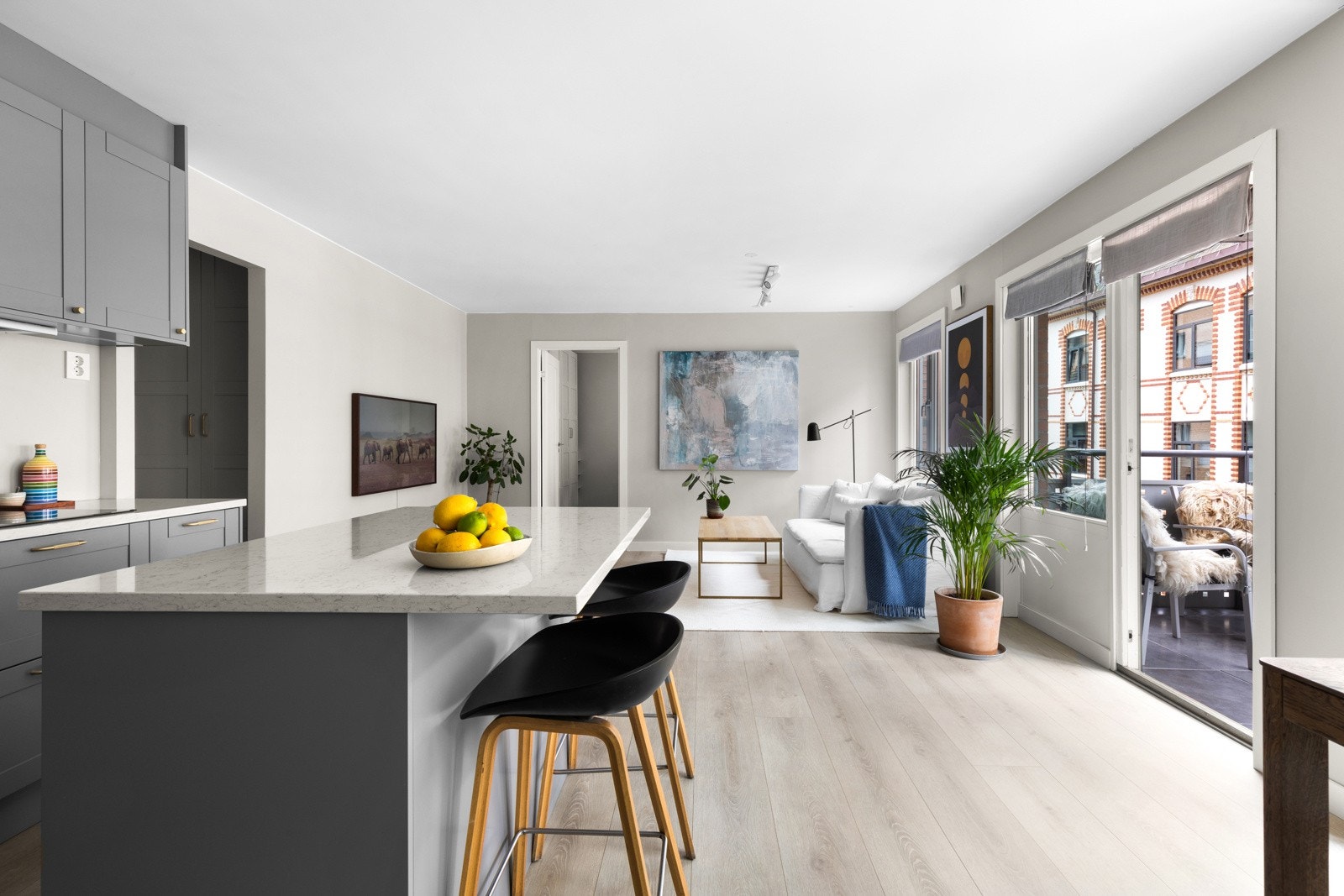 Kjøkkenøyen har skuffer og plass til barstoler. Galleribilde