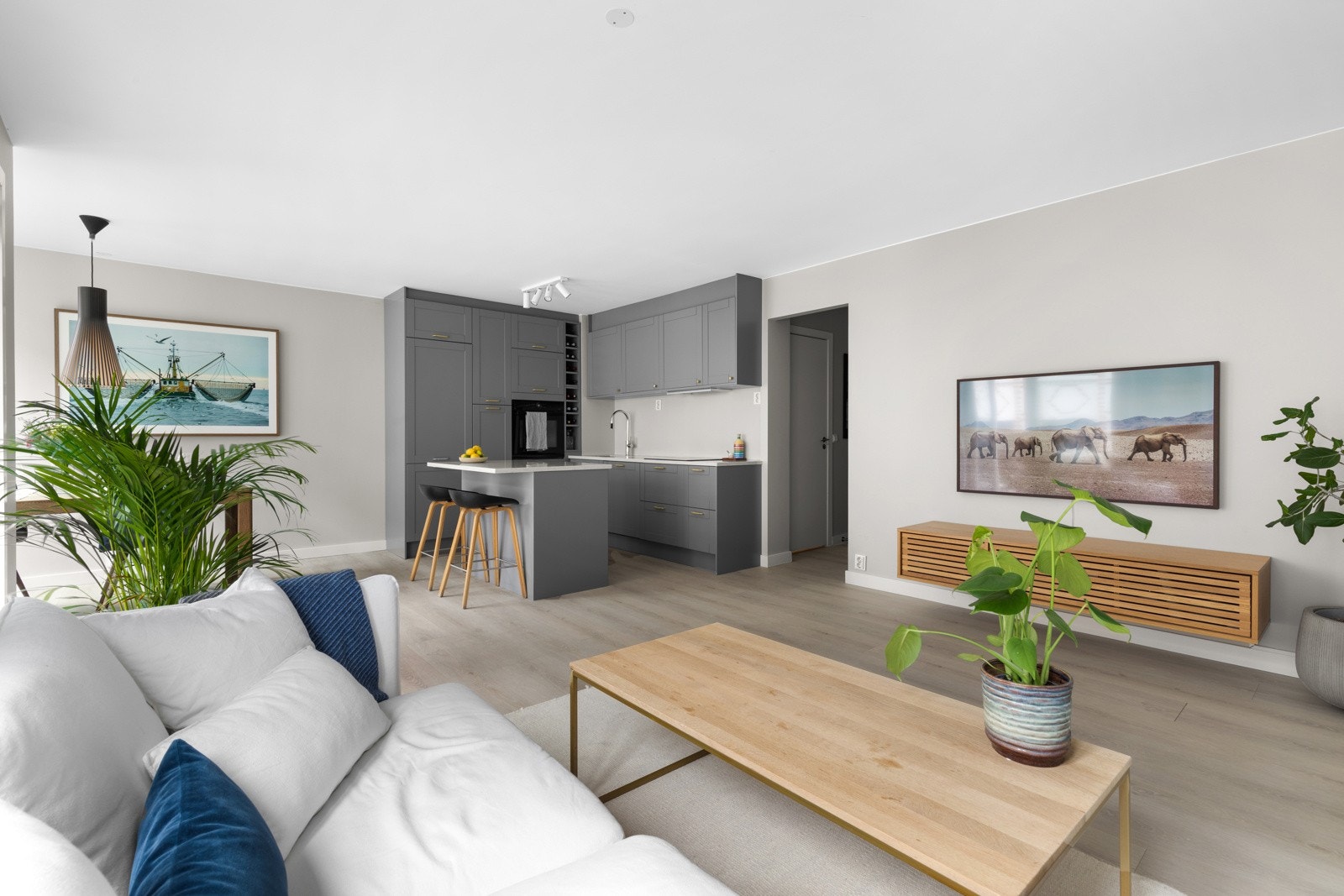 har god plass til både sofagruppe, spisebord og TV med tilhørende møblement. Galleribilde