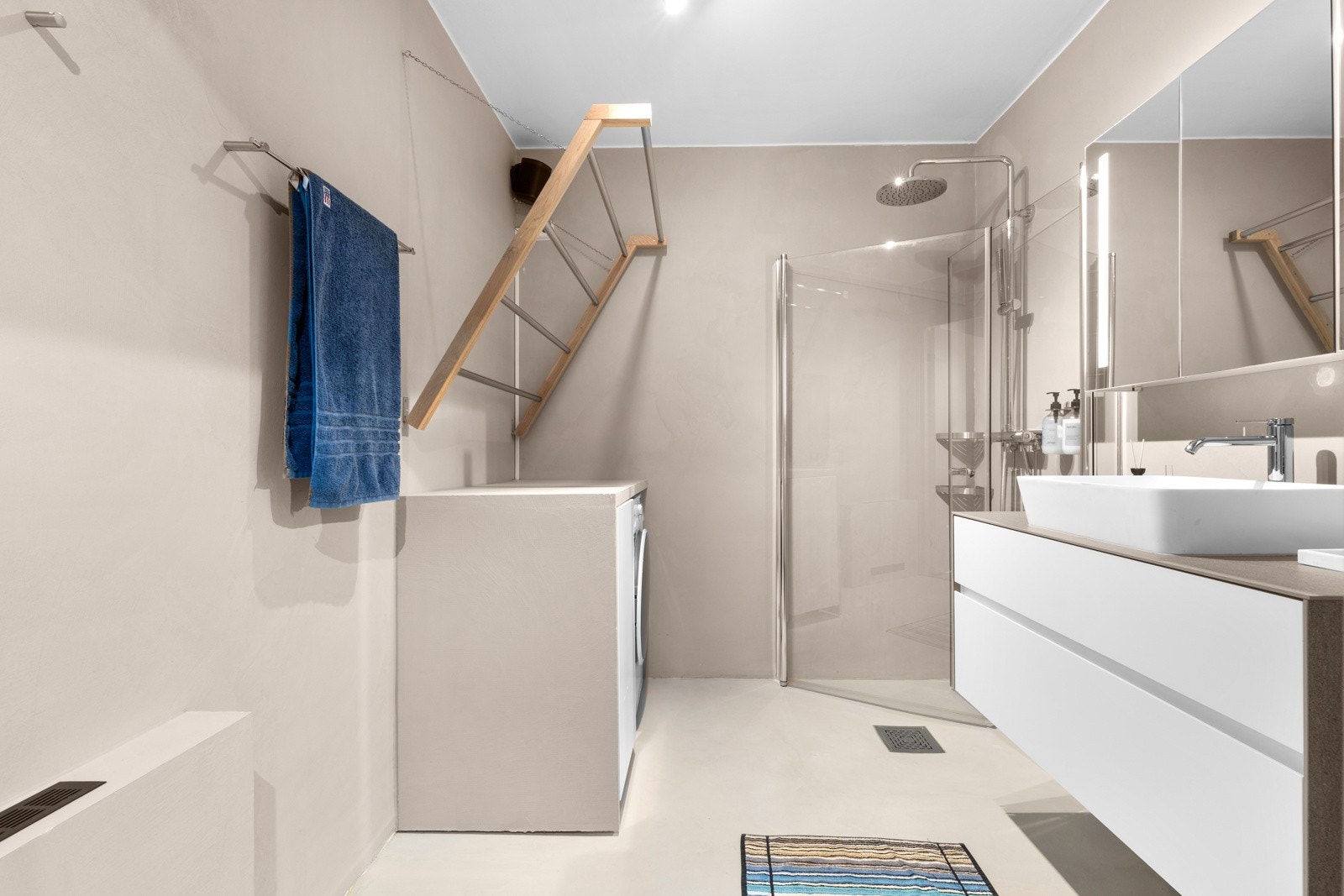 Det er opplegg for en vaskemaskin, så her har du alt du trenger på baderommet! Galleribilde