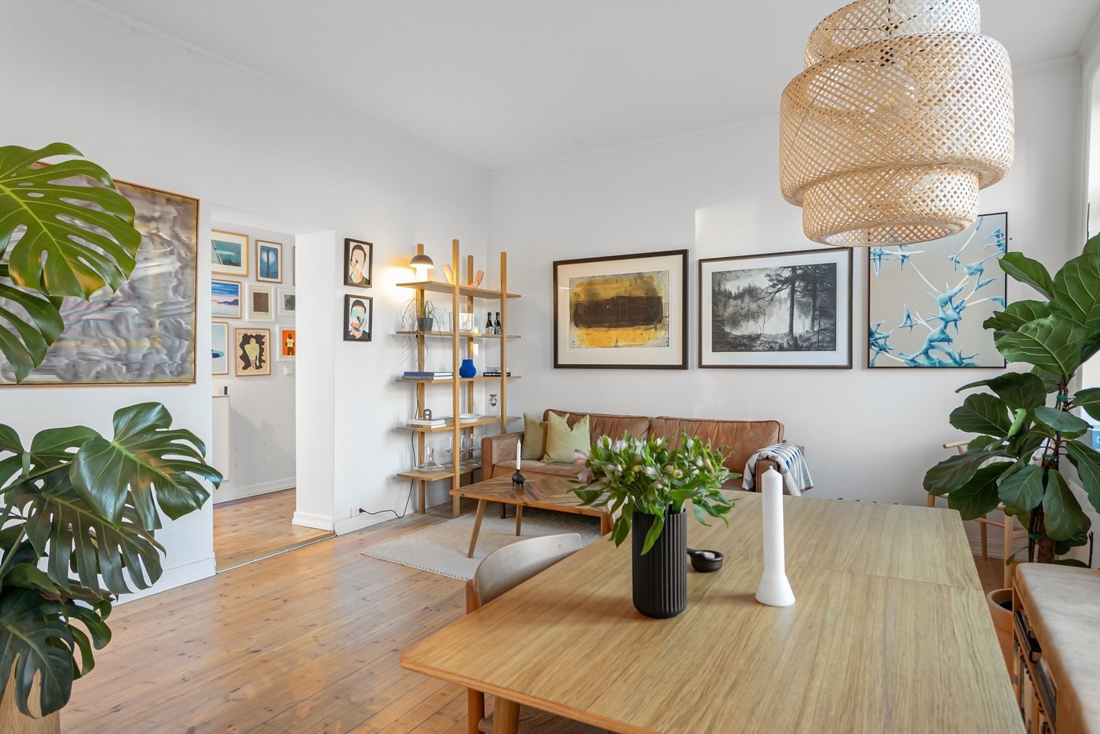 Flott heltre gulv, samt lysmalte vegger og himling. Galleribilde