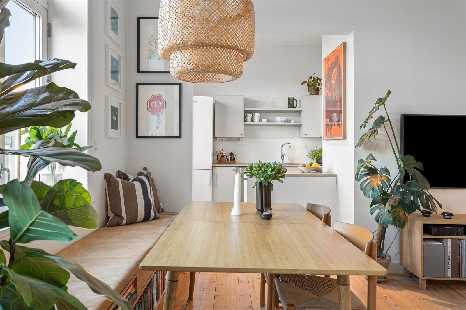 God plass til spisestue. Plassbygd sittebenk fra møbelsnekker medfølger. Galleribilde