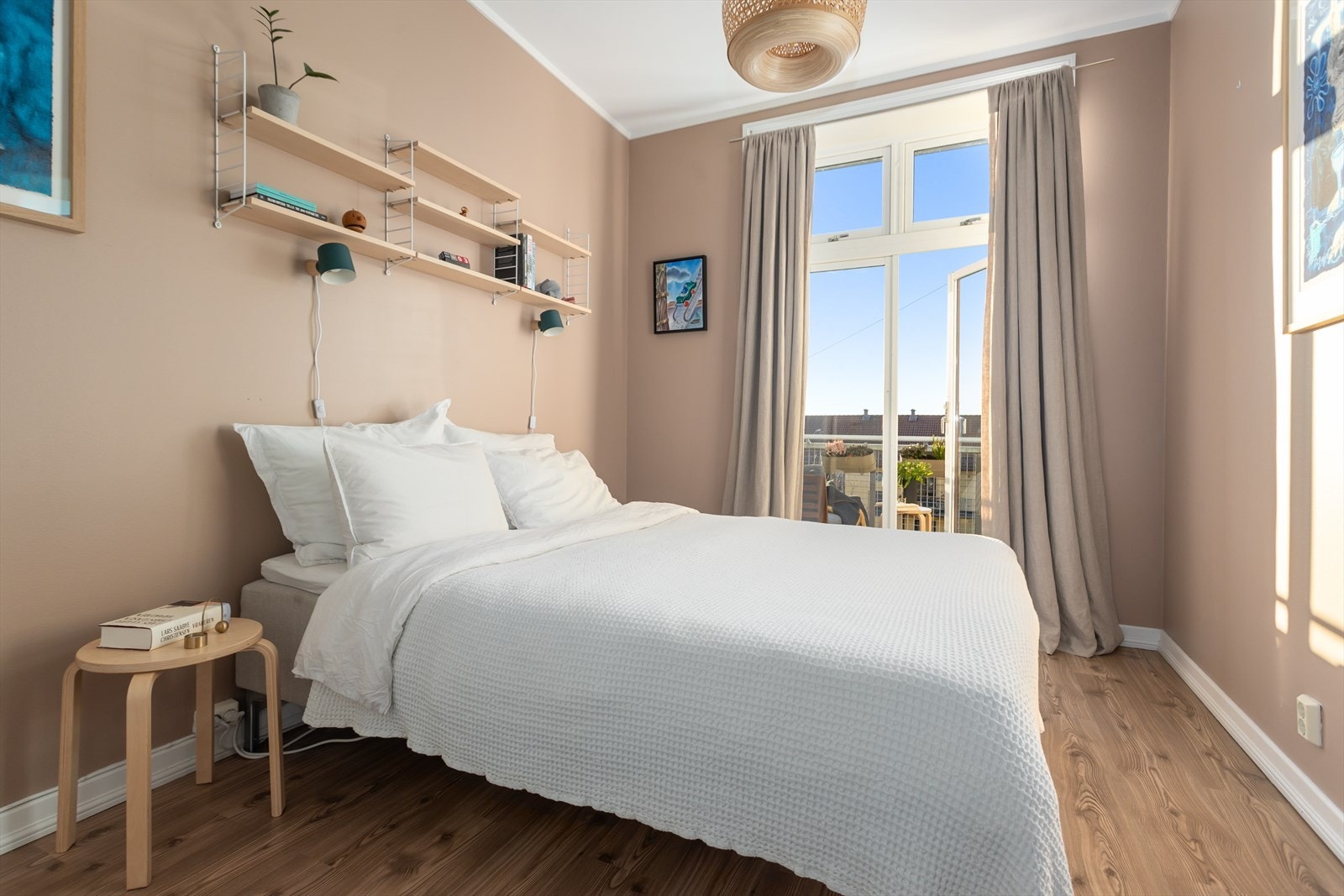 Romslig hovedsoverom med god plass til dobbeltseng, nattbord og øvrig soveromsmøblement. Soverommet er malt i delikate, moderne farger. Galleribilde