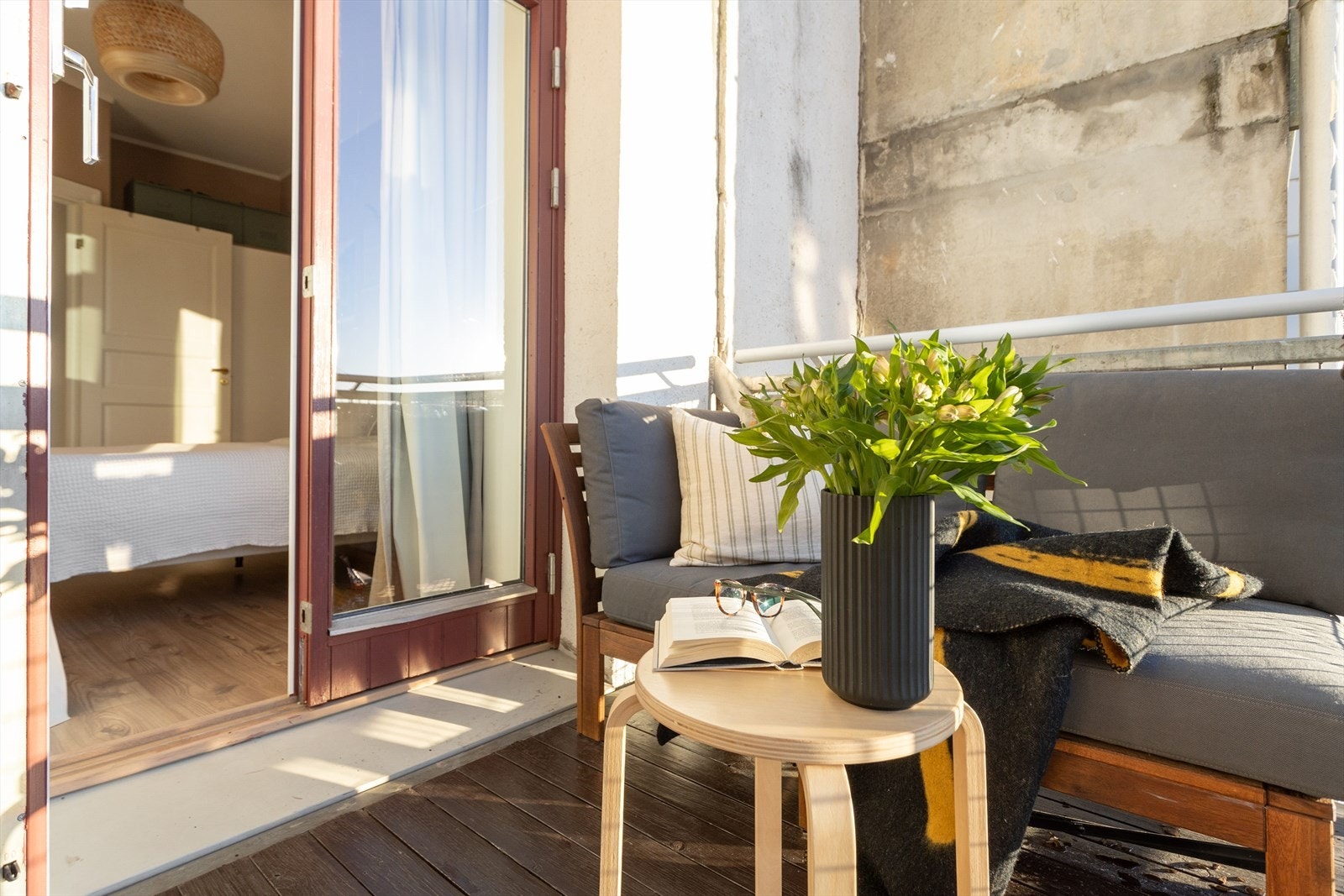 Fra hovedsoverommet er det utgang til solrik, sydvestvendt balkong på ca. 4 kvm. Galleribilde
