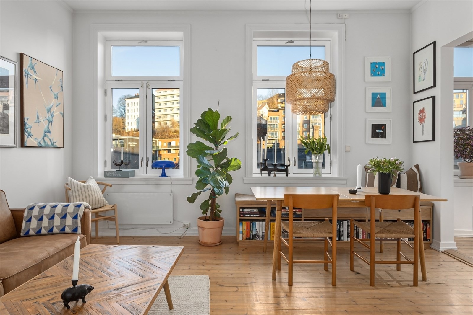 Lys og luftig stue med store vinduer og generøs takhøyde på hele 2,95 meter! Galleribilde